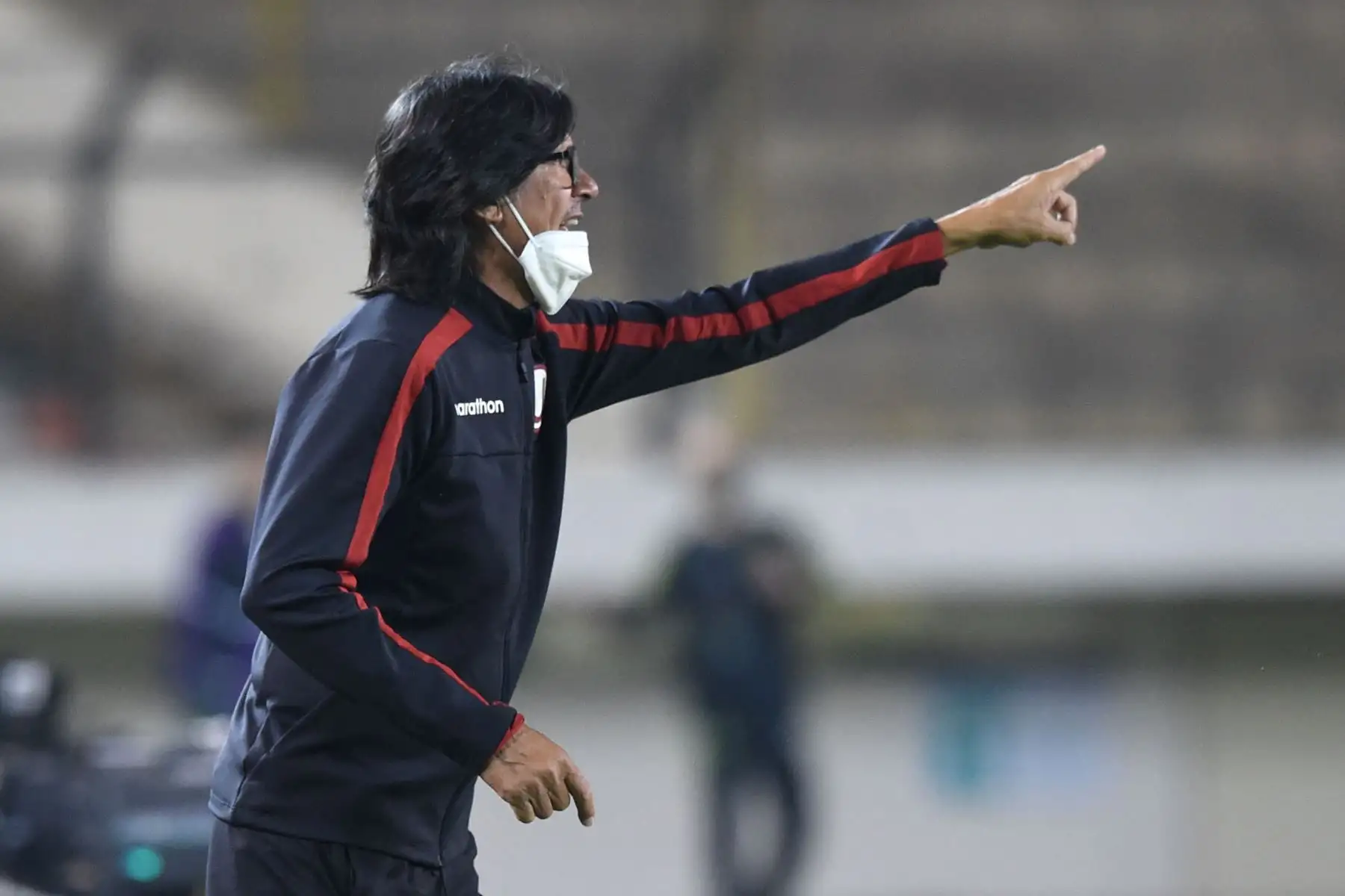 El entrenador del Universitario de Perú, el argentino Ángel Comizzo, hace gestos durante el partido de la fase de grupos del torneo de fútbol Copa Libertadores entre el Universitario de Perú y el Defensa y Justicia de Argentina en el Estadio  Monumental en Ate.
Foto: AFP