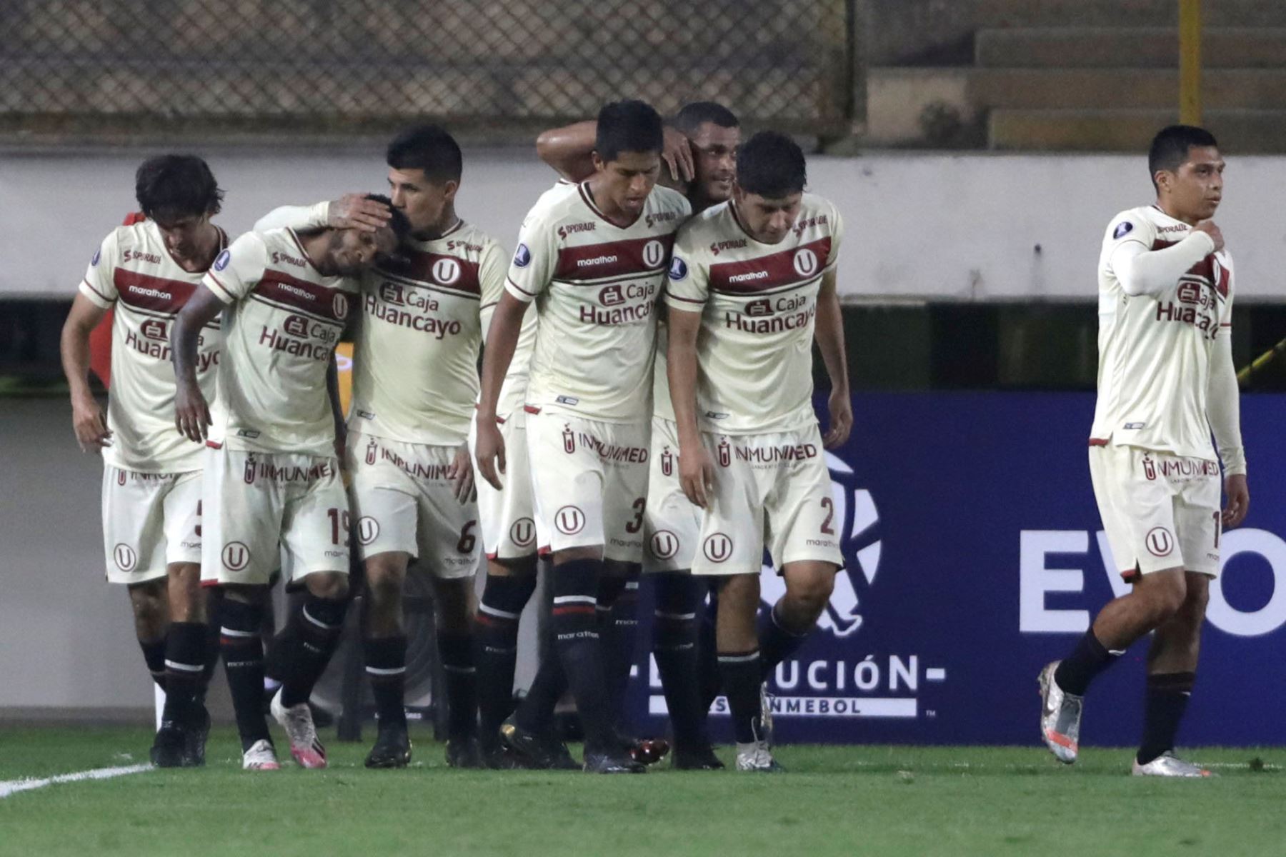 Alberto Quintero de Universitario celebra un gol  en un partido de la Copa Libertadores entre Universitario y Defensa y Justicia en el estadio Monumental U en Lima.
Foto: AFP