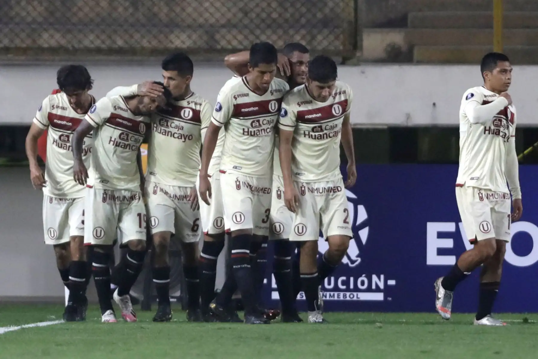 Alberto Quintero de Universitario celebra un gol  en un partido de la Copa Libertadores entre Universitario y Defensa y Justicia en el estadio Monumental U en Lima.
Foto: AFP