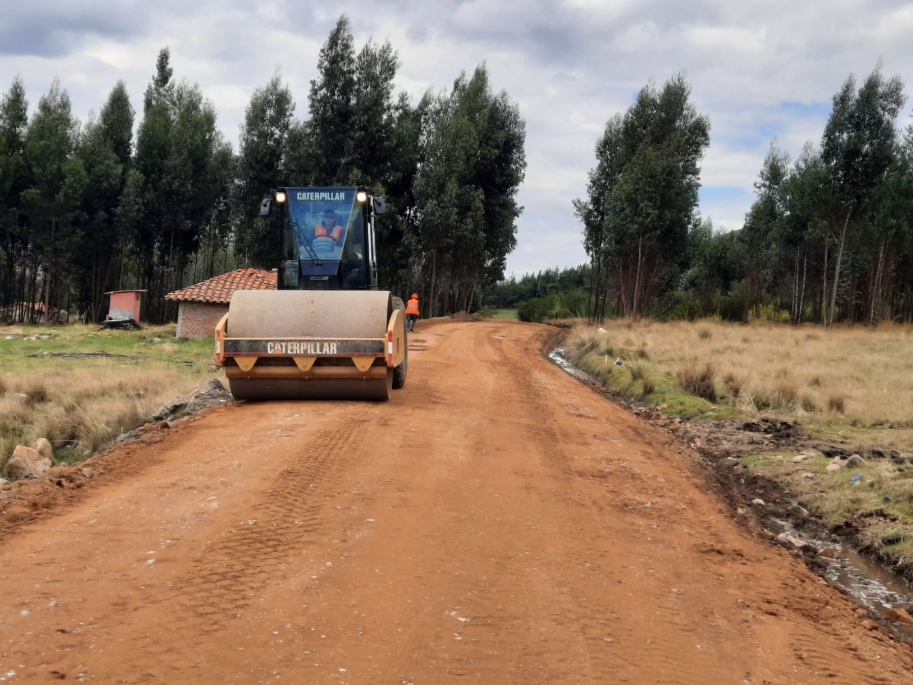 El Gobierno Regional de La Libertad y la Municipalidad de Buldibuyo firmaron un convenio para mejorar 70 kilómetros de carretera de ese distrito ubicado en la provincia de Pataz. ANDINA/Difusión