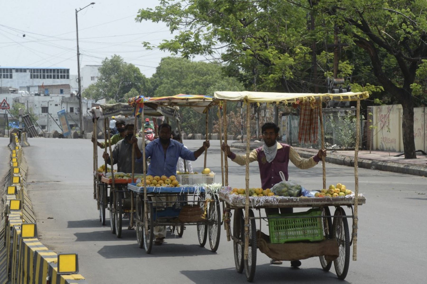Los vendedores regresan a casa cuando el gobierno impuso un bloqueo de 10 días para frenar la propagación del coronavirus Covid-19, en Hyderabad. Foto: AFP
