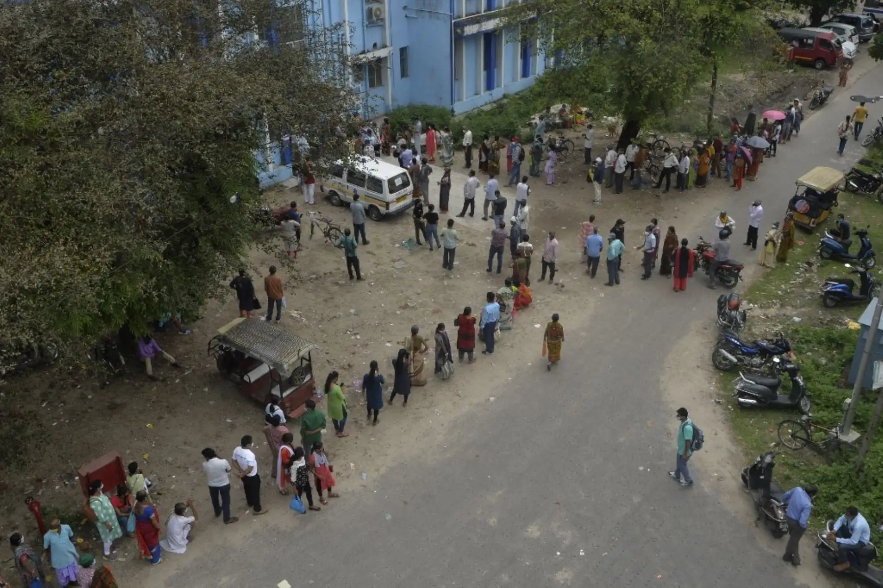 La gente hace cola para vacunarse con la vacuna contra el coronavirus Covid-19 en el Hospital y Facultad de Medicina del Norte de Bengala en las afueras de Siliguri. Foto: AFP
