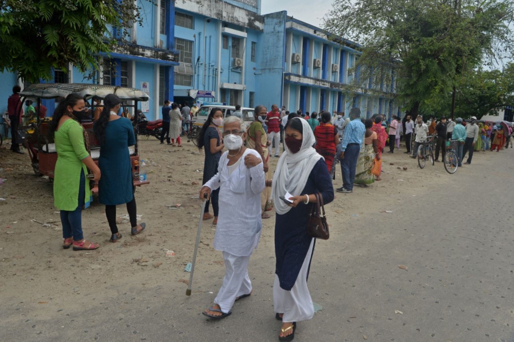 La gente hace cola para vacunarse con la vacuna contra el coronavirus Covid-19 en el Hospital y Facultad de Medicina del Norte de Bengala en las afueras de Siliguri. Foto: AFP