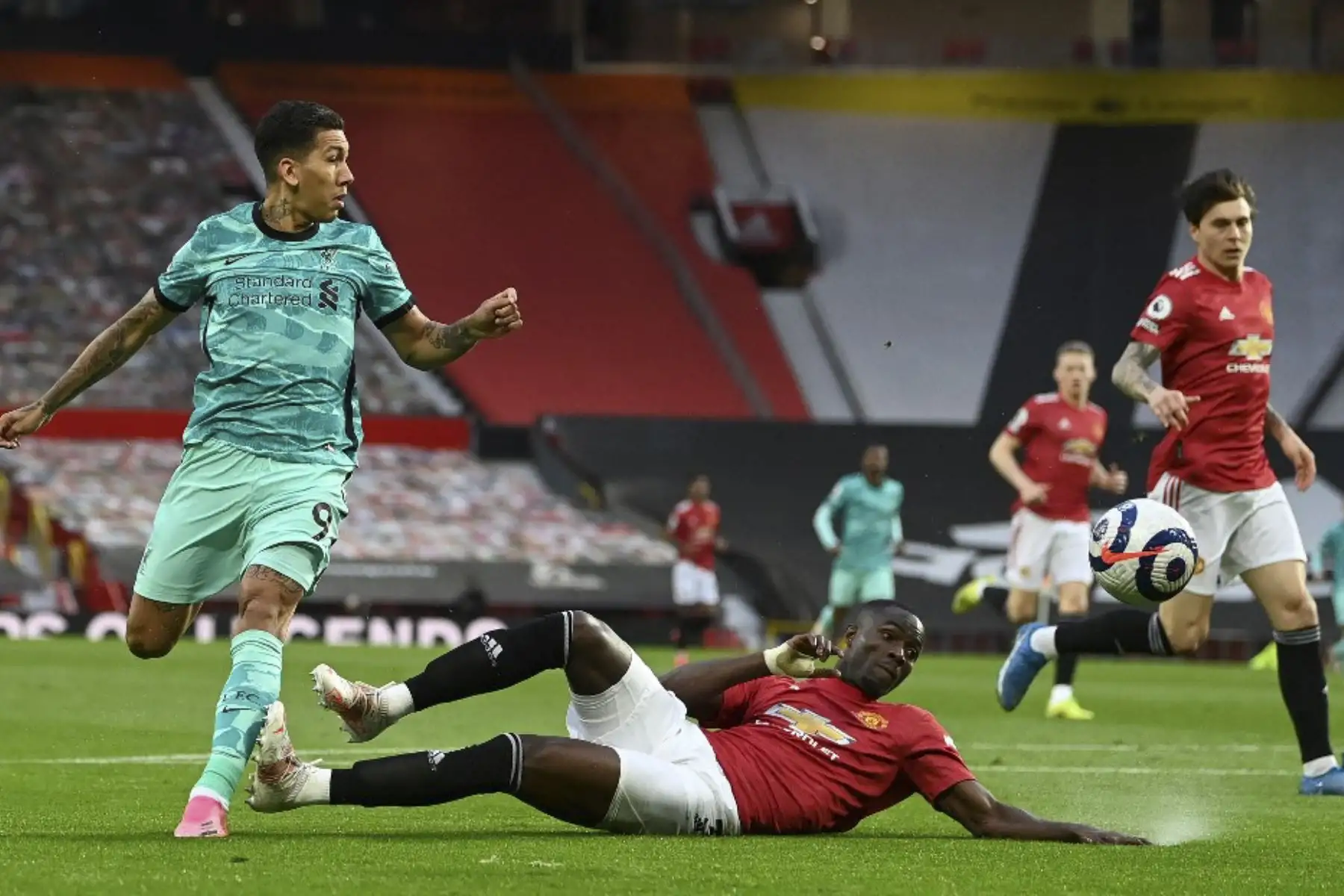 El centrocampista brasileño del Liverpool Roberto Firmino (L) compite con el centrocampista brasileño del Manchester United Fred (R) durante el partido de fútbol de la Premier League inglesa entre Manchester United y Liverpool en Old Trafford en Manchester, noroeste de Inglaterra. Foto: AFP