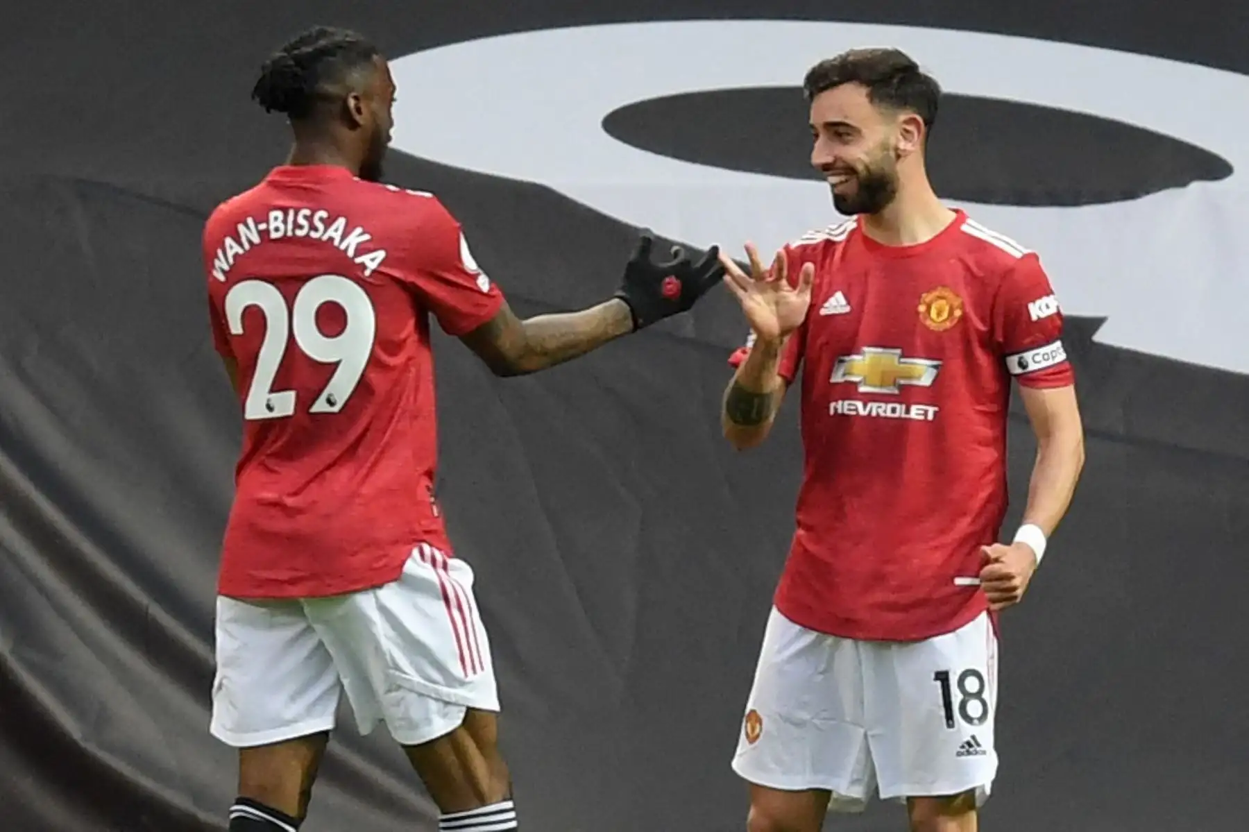 El centrocampista portugués del Manchester United Bruno Fernandes (R) celebra el gol de apertura con el defensor inglés del Manchester United Aaron Wan-Bissaka durante el partido de fútbol de la Premier League inglesa entre el Manchester United y el Liverpool en Old Trafford en Manchester, noroeste de Inglaterra. Foto: AFP
