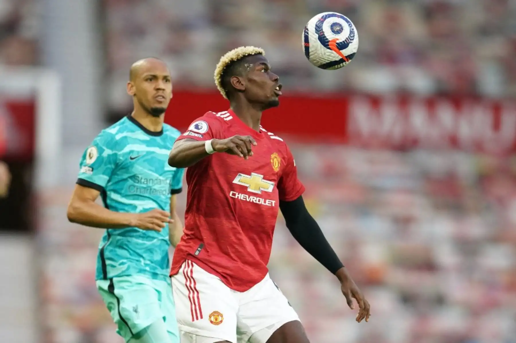El centrocampista francés del Manchester United Paul Pogba controla el balón durante el partido de fútbol de la Premier League inglesa entre el Manchester United y el Liverpool en Old Trafford en Manchester, noroeste de Inglaterra. Foto: AFP