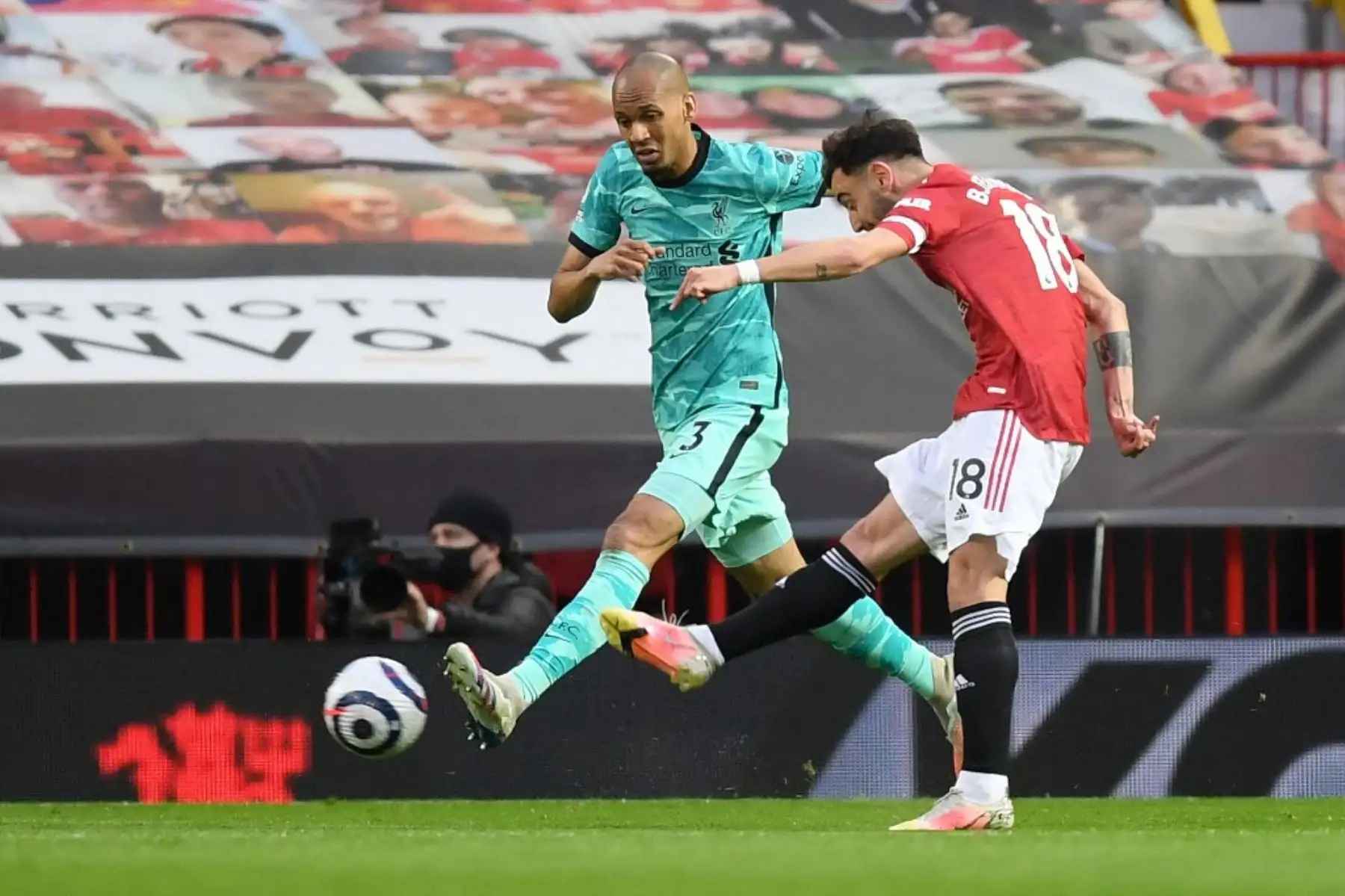 El centrocampista portugués del Manchester United Bruno Fernandes (R) marca el gol de apertura durante el partido de fútbol de la Premier League inglesa entre el Manchester United y el Liverpool en Old Trafford en Manchester, noroeste de Inglaterra. Foto: AFP