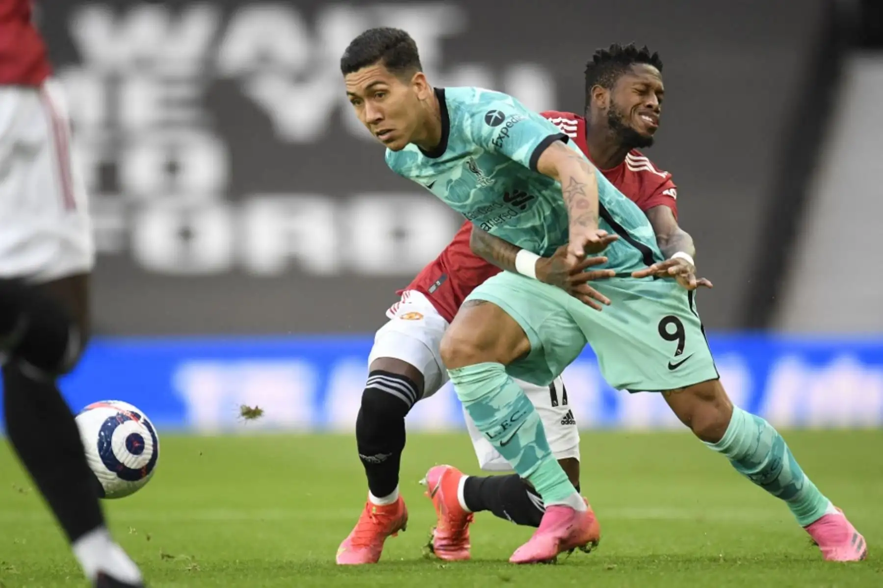 El centrocampista brasileño del Manchester United Fred (R) compite con el centrocampista brasileño del Liverpool Roberto Firmino durante el partido de fútbol de la Premier League inglesa entre el Manchester United y el Liverpool en Old Trafford en Manchester, noroeste de Inglaterra. Foto: AFP