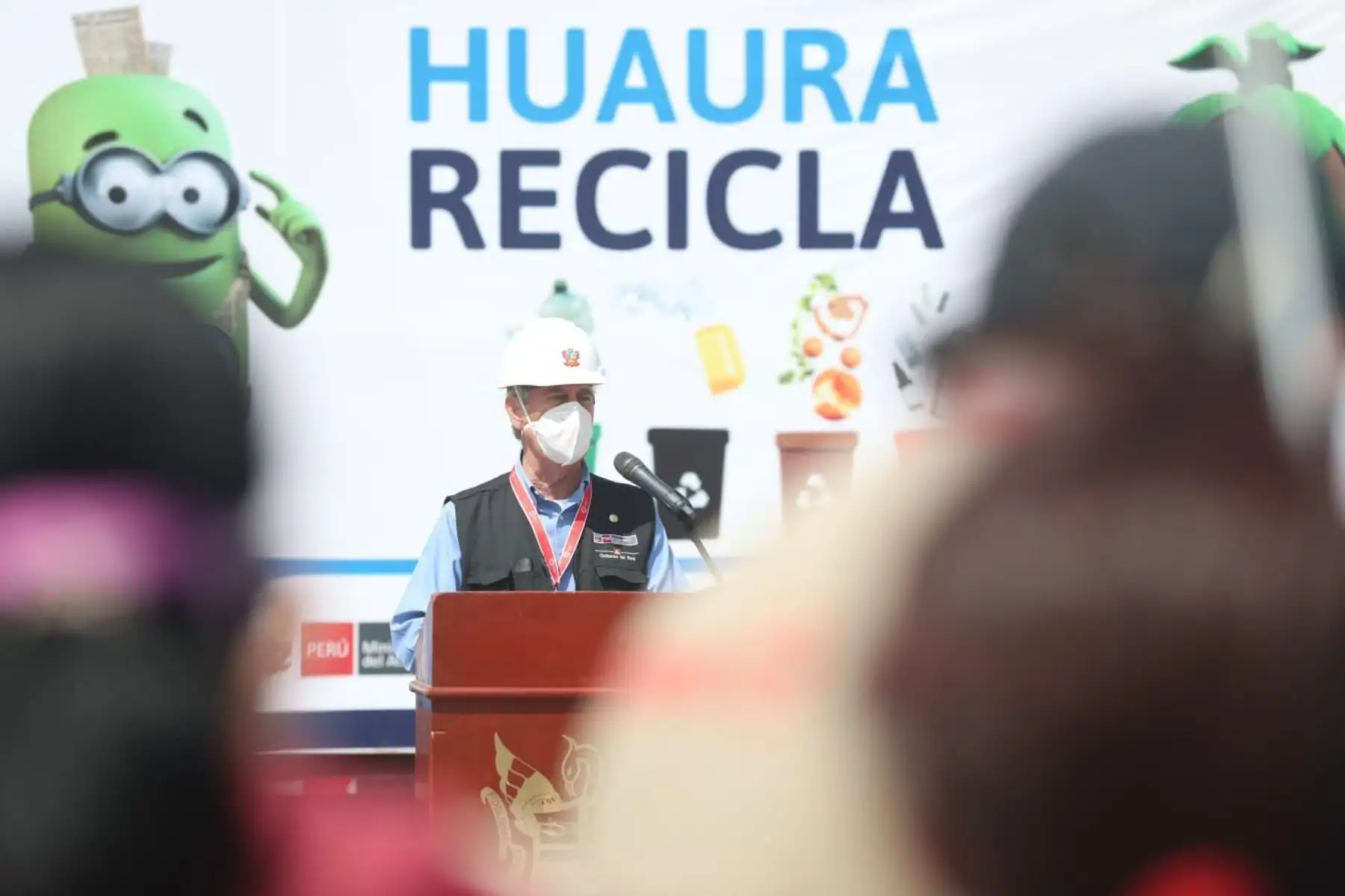 Como parte de las actividades por el 13° aniversario del Ministerio del Ambiente, el presidente Francisco Sagasti, junto con el ministro del Ambiente, el gobernador regional de Lima y el alcalde provincial de Huaura, inauguró el sistema integral de gestión de residuos para esta ciudad. 
Foto: ANDINA/Prensa Presidencia.