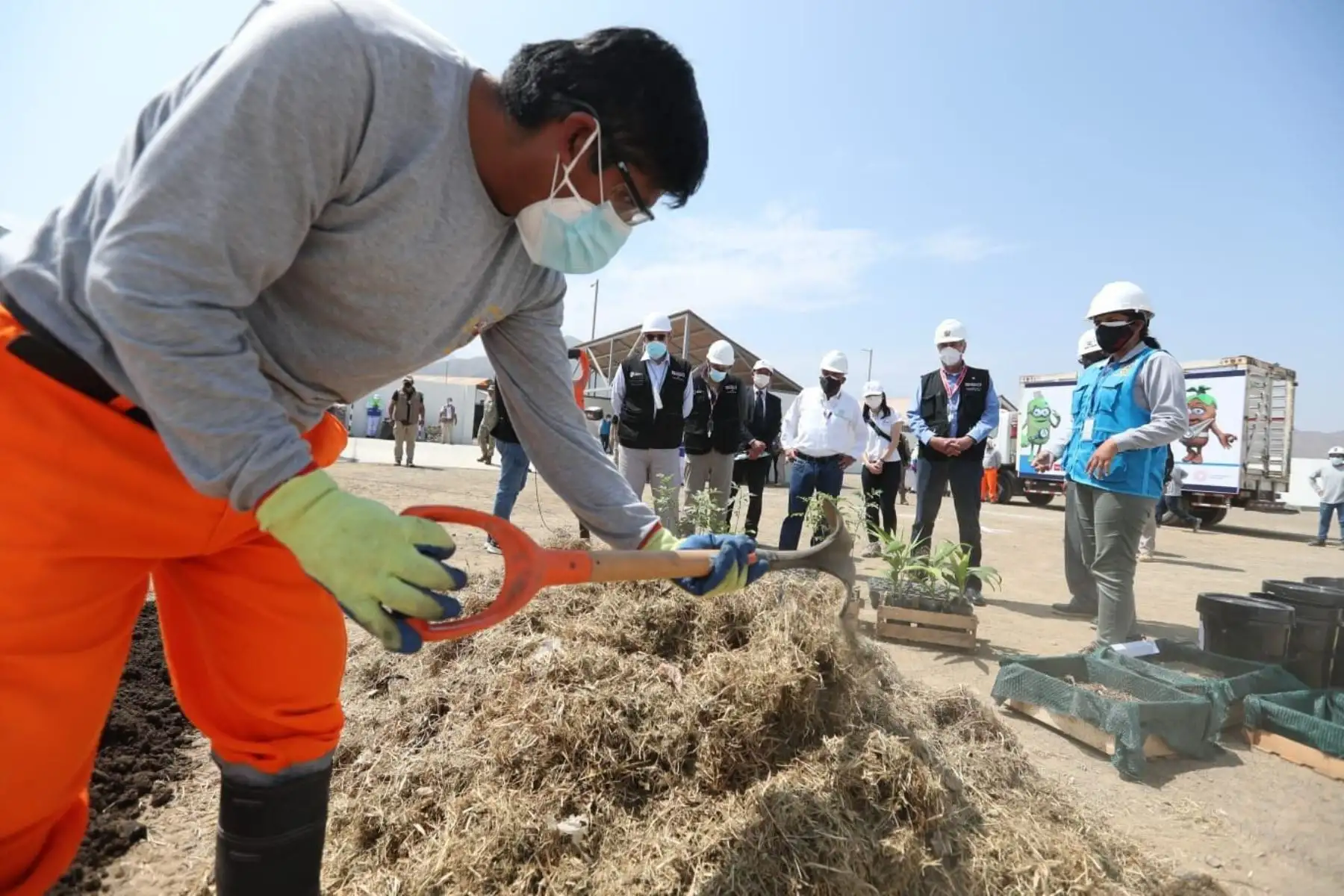 Como parte de las actividades por el 13° aniversario del Ministerio del Ambiente, el presidente Francisco Sagasti, junto con el ministro del Ambiente, el gobernador regional de Lima y el alcalde provincial de Huaura, inauguró el sistema integral de gestión de residuos para esta ciudad. 
Foto: ANDINA/Prensa Presidencia.