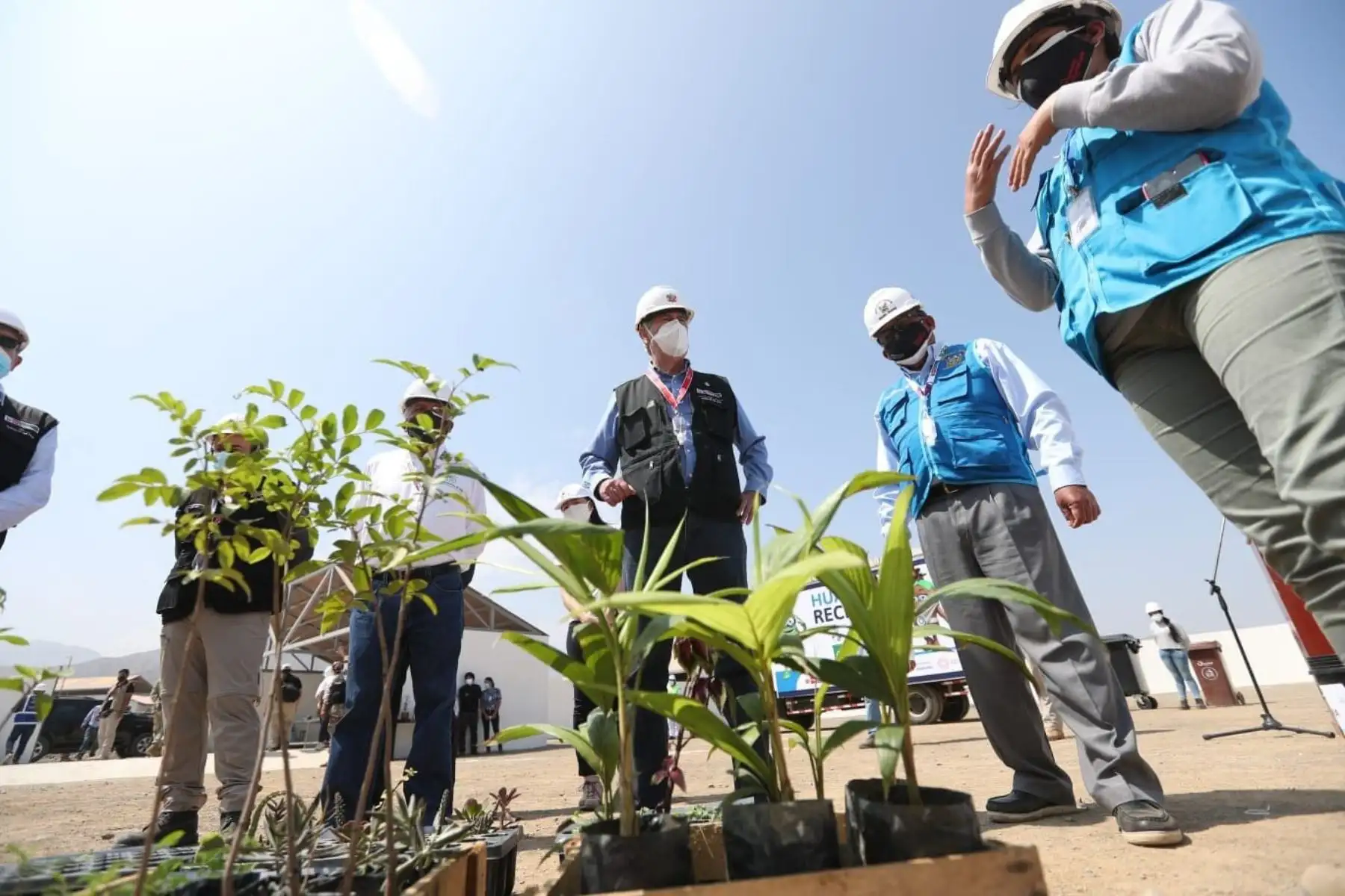 Como parte de las actividades por el 13° aniversario del Ministerio del Ambiente, el presidente Francisco Sagasti, junto con el ministro del Ambiente, el gobernador regional de Lima y el alcalde provincial de Huaura, inauguró el sistema integral de gestión de residuos para esta ciudad. 
Foto: ANDINA/Prensa Presidencia.