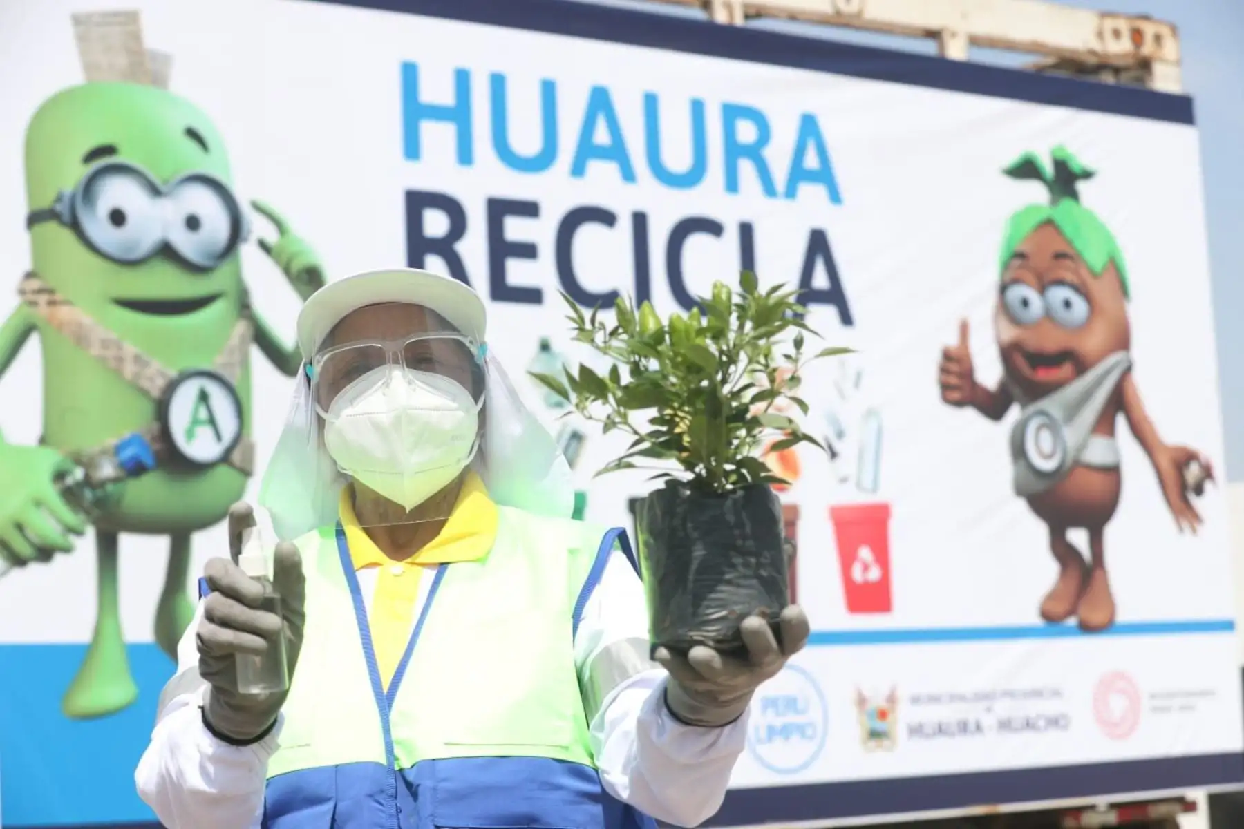 Como parte de las actividades por el 13° aniversario del Ministerio del Ambiente, el presidente Francisco Sagasti, junto con el ministro del Ambiente, el gobernador regional de Lima y el alcalde provincial de Huaura, inauguró el sistema integral de gestión de residuos para esta ciudad. 
Foto: ANDINA/Prensa Presidencia.