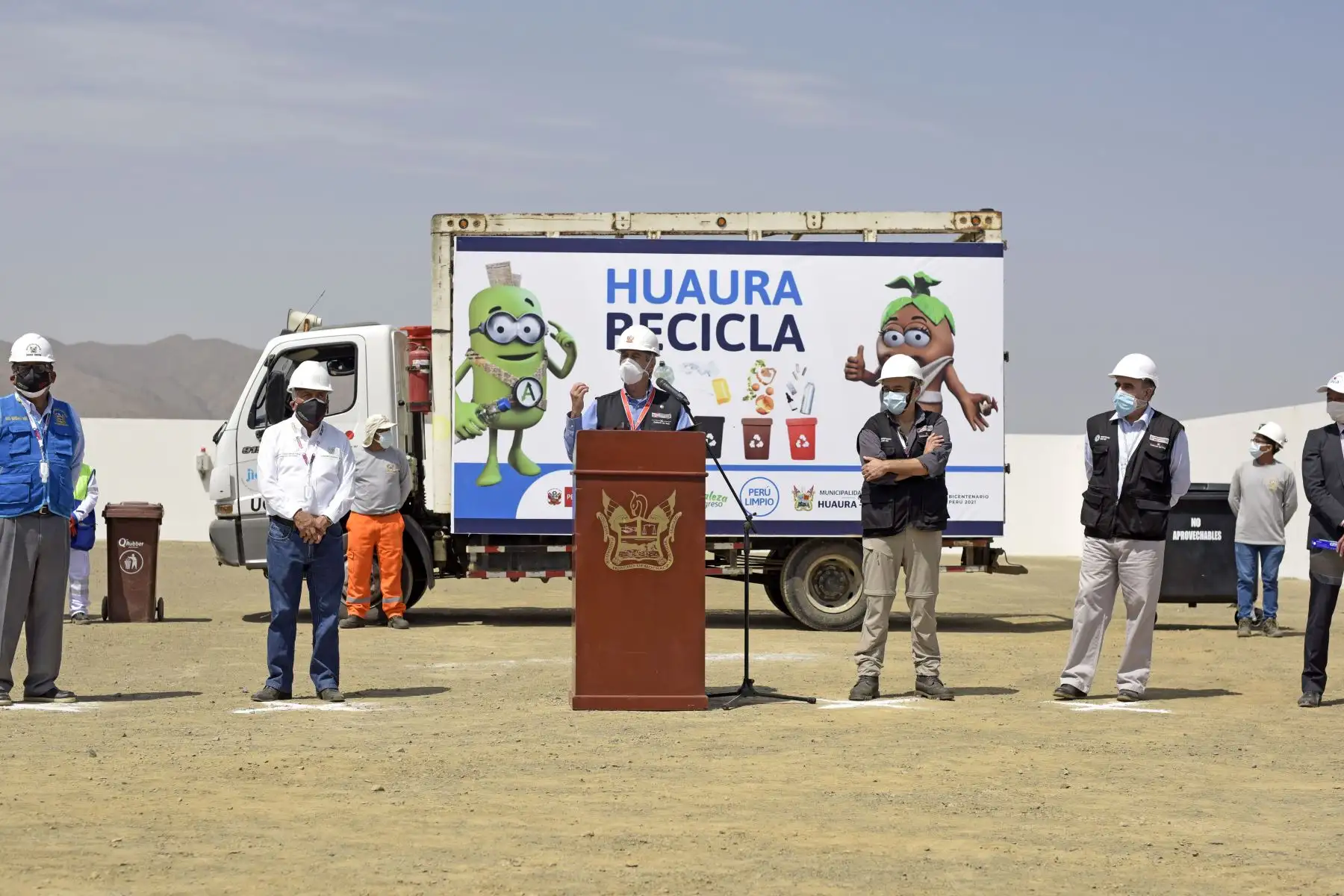 Como parte de las actividades por el 13° aniversario del Ministerio del Ambiente, el presidente Francisco Sagasti, junto con el ministro del Ambiente, el gobernador regional de Lima y el alcalde provincial de Huaura, inauguró el sistema integral de gestión de residuos para esta ciudad. 
Foto: ANDINA/Prensa Presidencia.
