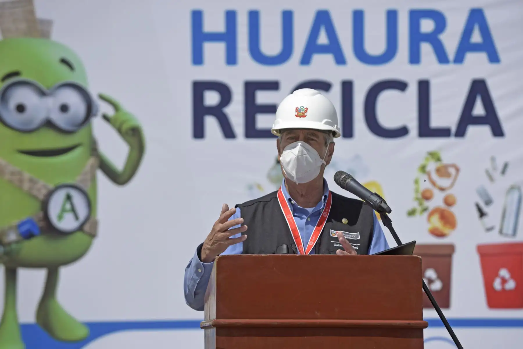 Como parte de las actividades por el 13° aniversario del Ministerio del Ambiente, el presidente Francisco Sagasti, junto con el ministro del Ambiente, el gobernador regional de Lima y el alcalde provincial de Huaura, inauguró el sistema integral de gestión de residuos para esta ciudad. 
Foto: ANDINA/Prensa Presidencia.