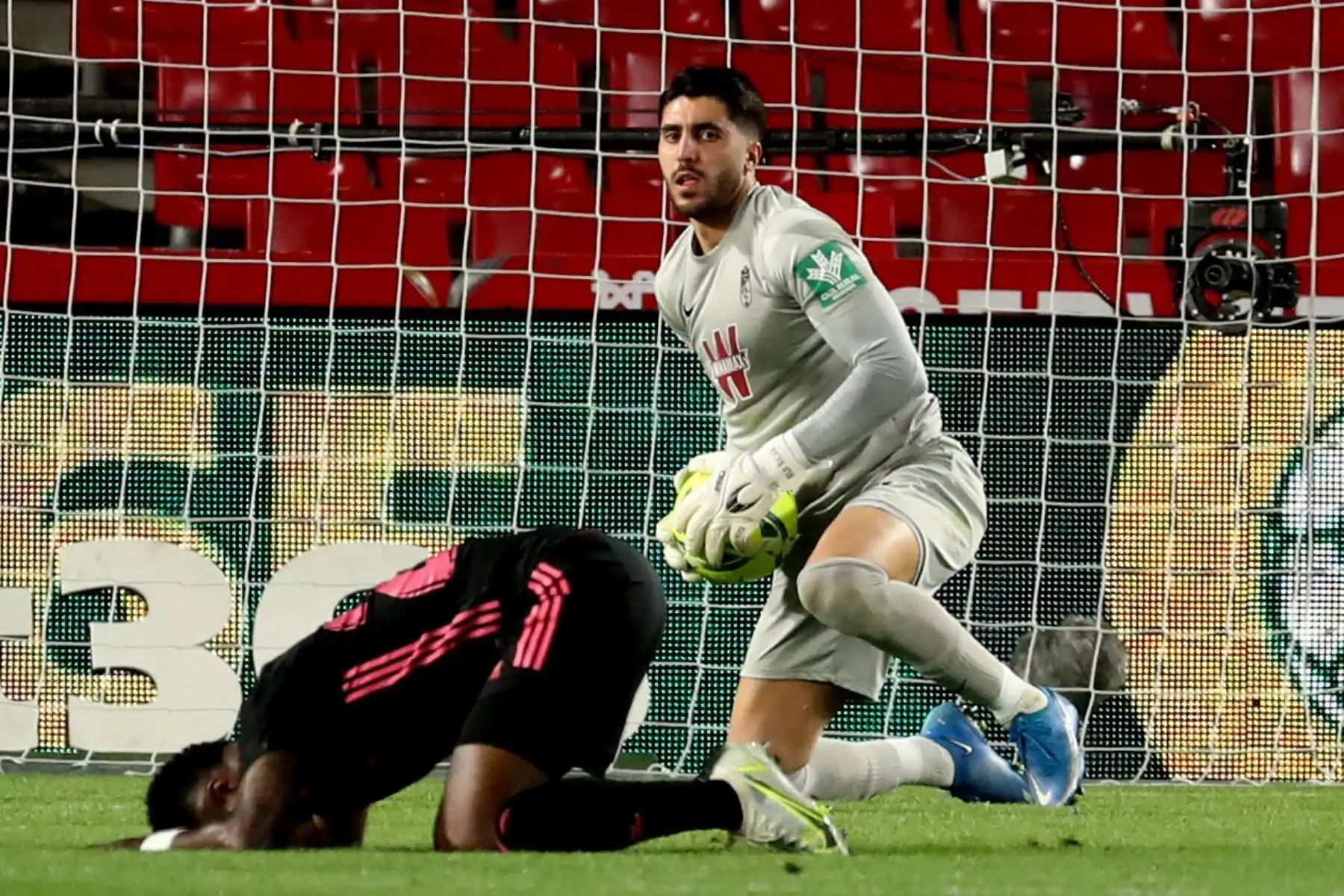 El guardameta portugués del Granada, Rui Silva, detiene el remate realizado por el delantero brasileño del Real Madrid, Vinicius Jr., durante partido por la Liga, en el estadio Nuevo Los Cármenes. Foto: EFE
