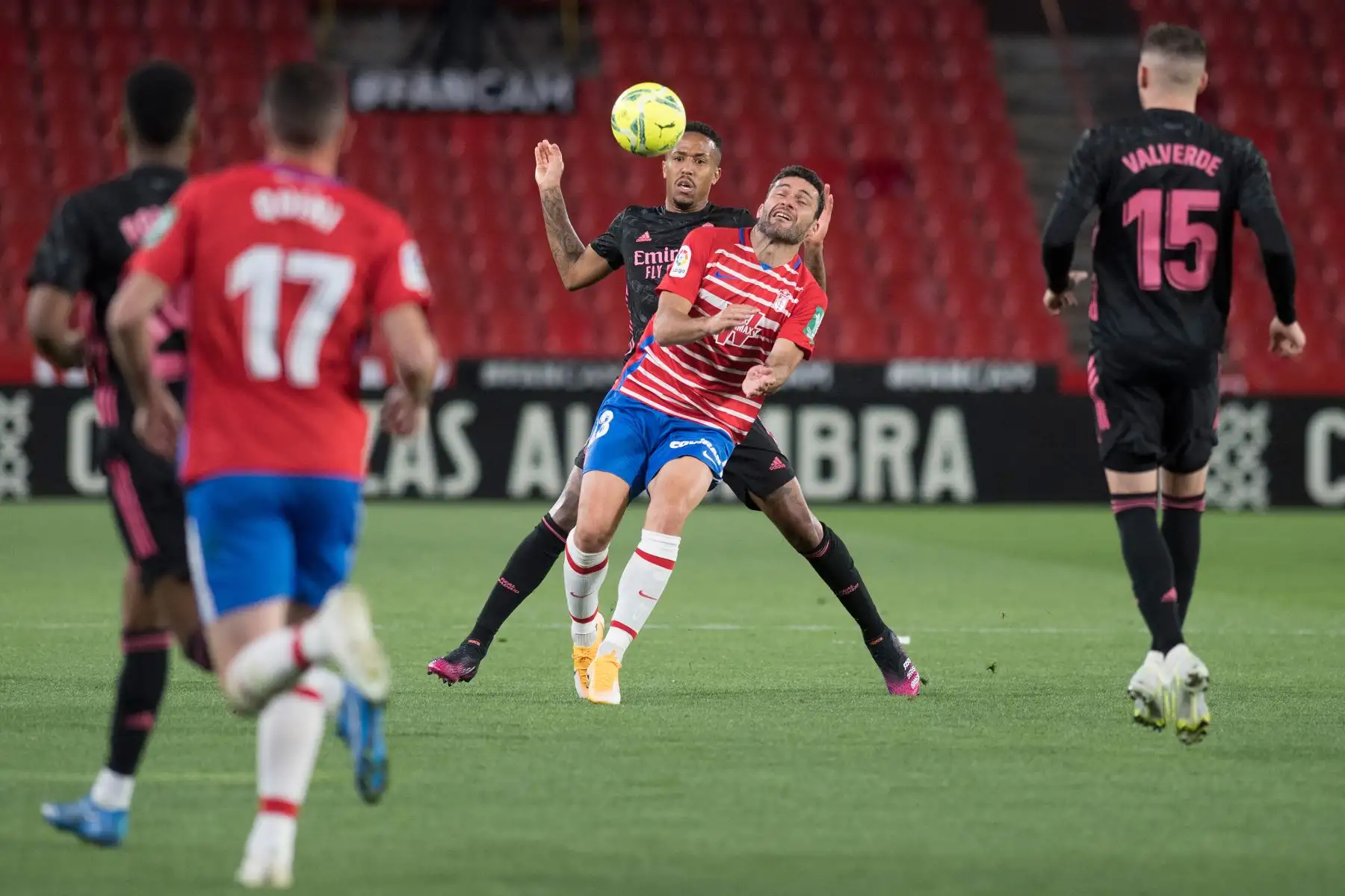 El defensa brasileño del Real Madrid, Eder Militao, compite con el delantero español del Granada, Jorge Molina, durante el partido de fútbol de la liga española. Foto: AFP