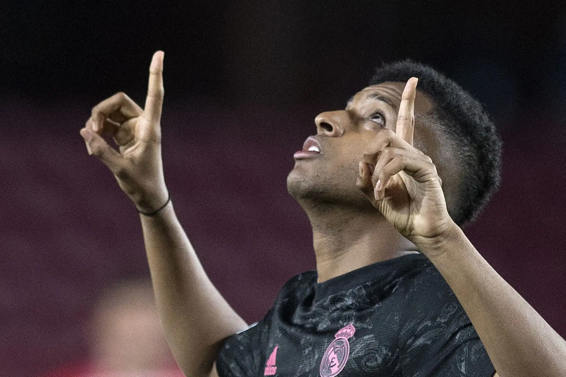 El delantero brasileño del Real Madrid Rodrygo celebra tras marcar un gol durante el partido de fútbol de la liga española. Foto: AFP
