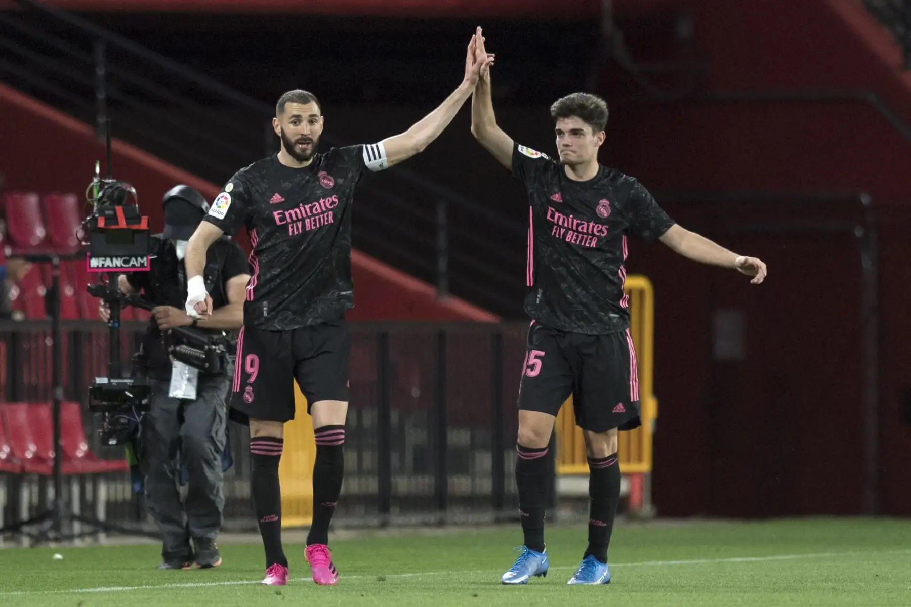 El delantero francés del Real Madrid Karim Benzema celebra un gol con con su compañero Miguel Gutiérrez durante el partido de fútbol de la liga española. Foto: AFP