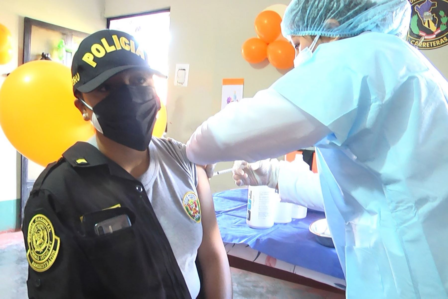 Policías que prestan servicio en Junín y Huancavelica son vacunados contra la covid-19. Foto: ANDINA/Difusión