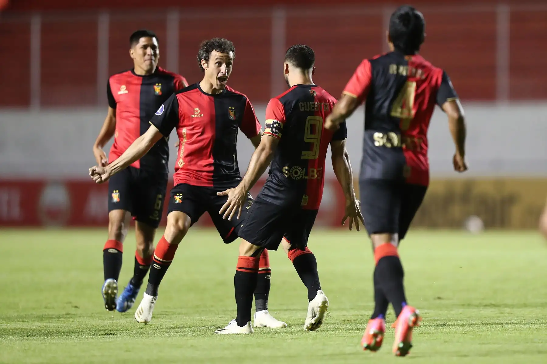 Bernardo Cuesta de Melgar celebra tras anotar un gol ante Aucas durante partido por la Copa Sudamericana, en el estadio Chillogallo de Quito. Foto: EFE