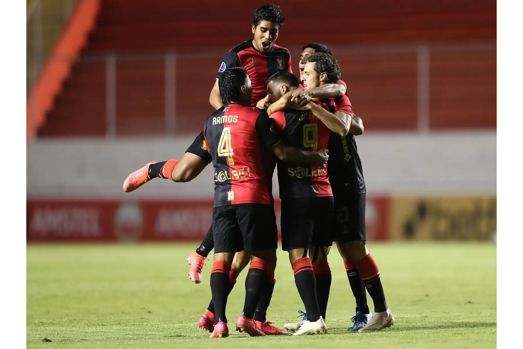 Bernardo Cuesta de Melgar celebra tras anotar un gol ante Aucas durante partido por la Copa Sudamericana, en el estadio Chillogallo de Quito. Foto: EFE