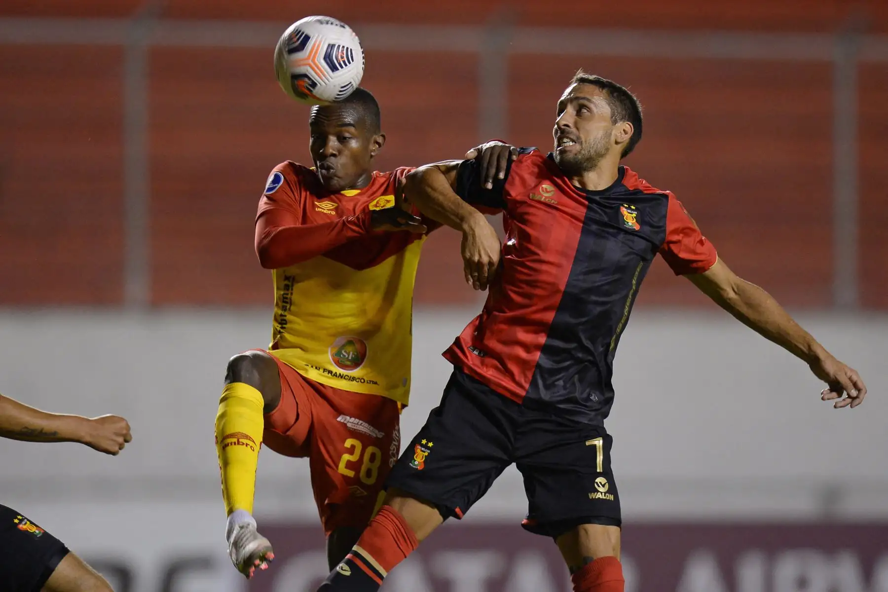 El ecuatoriano Jhonny Quinonez de Aucas y el argentino, Cristian Bordacahar, de Melgar compiten por el balón durante el partido de la fase de grupos de la Copa Sudamericana, en el estadio Gonzalo Pozo de Quito. Foto: AFP