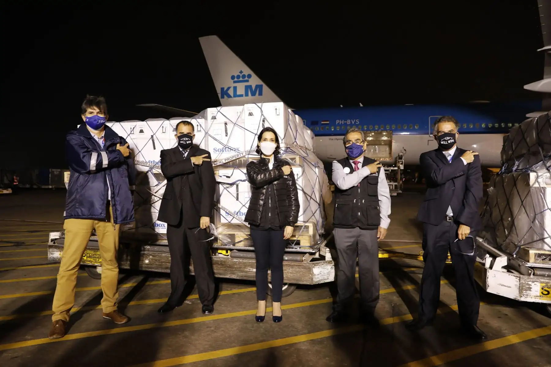 El ministro de Salud, Oscar Ugarte, junto a la titular del Mincetur, Claudia Cornejo, recibieron un nuevo lote de 700 mil dosis de vacunas Pfizer, del vuelo 743 de la línea aérea KLM, proveniente de Amsterdam. Foto: ANDINA/Mincetur