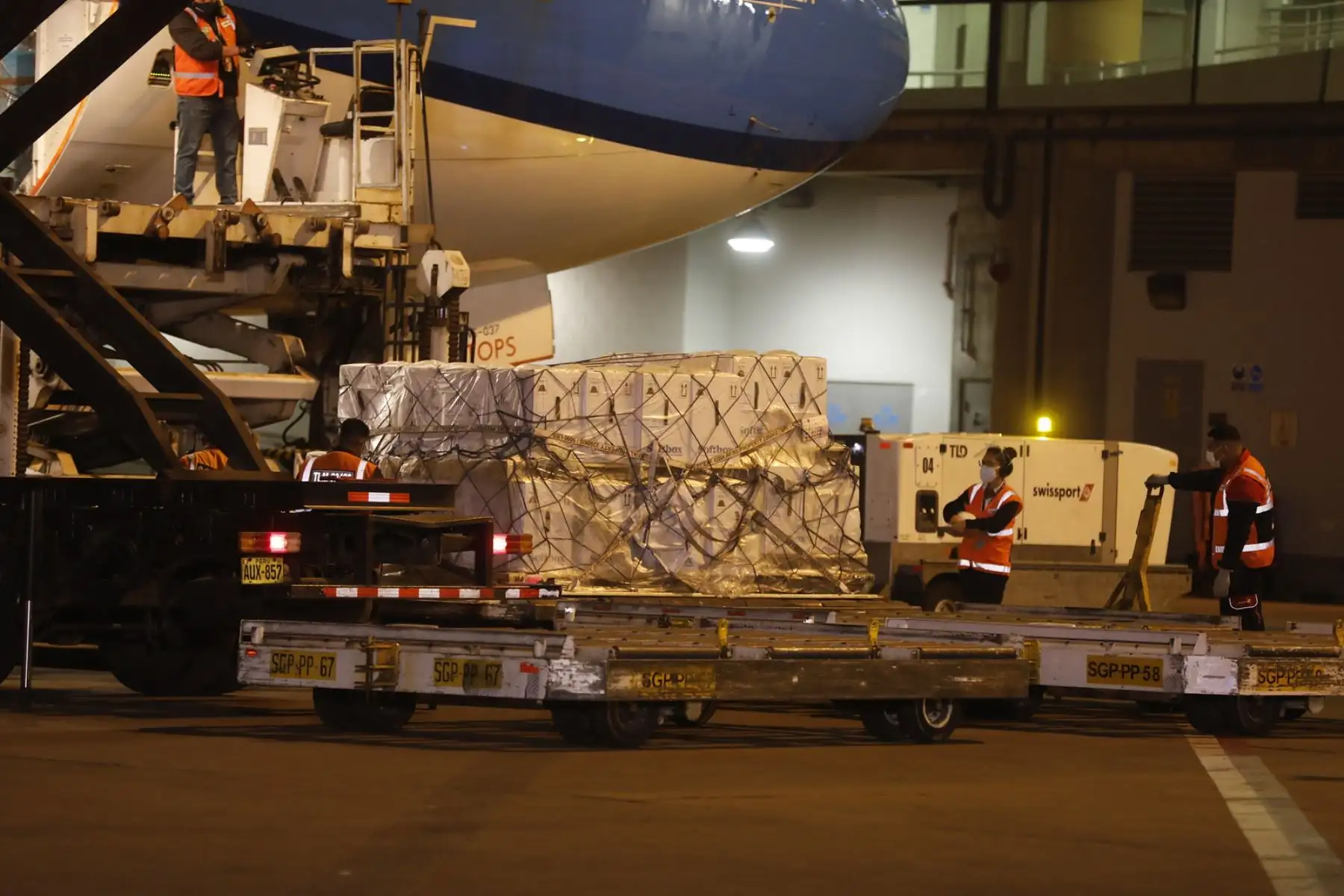 El ministro de Salud, Oscar Ugarte, junto a la titular del Mincetur, Claudia Cornejo, recibieron un nuevo lote de 700 mil dosis de vacunas Pfizer, del vuelo 743 de la línea aérea KLM, proveniente de Amsterdam. Foto: ANDINA/Mincetur