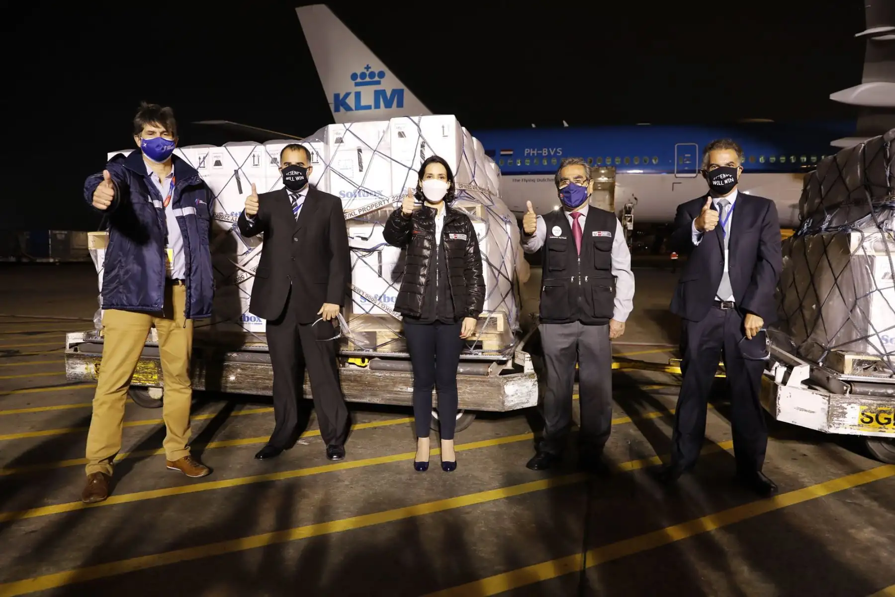El ministro de Salud, Oscar Ugarte, junto a la titular del Mincetur, Claudia Cornejo, recibieron un nuevo lote de 700 mil dosis de vacunas Pfizer, del vuelo 743 de la línea aérea KLM, proveniente de Amsterdam. Foto: ANDINA/Mincetur
