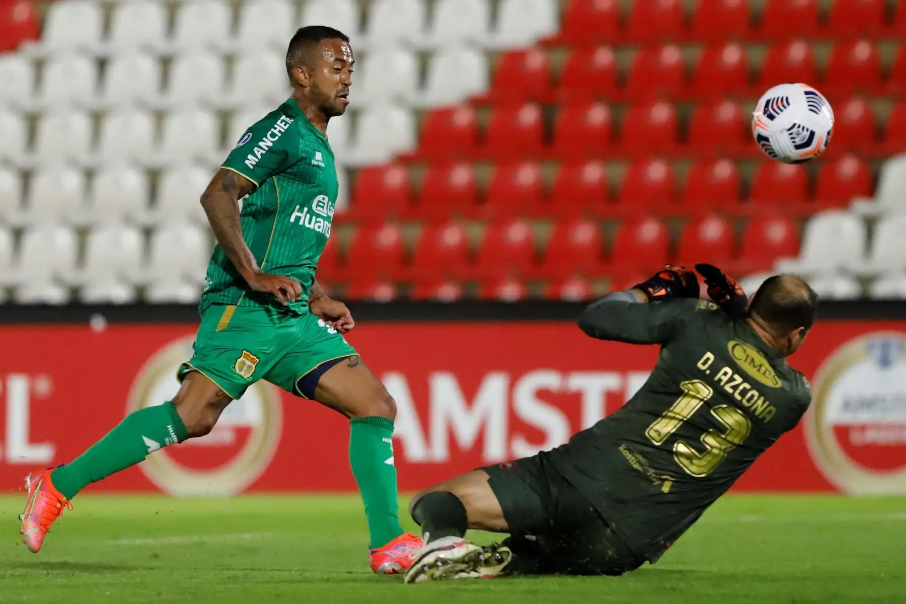 Daniel Azcona Salinas, portero del River Plate paraguayo, disputa el balón con Joazhiño Waldhir, volante del Huancayo, durante un partido por el Grupo E de la Copa Sudamericana, en el estadio Defensores del Chaco de Asunción. Foto: EFE
