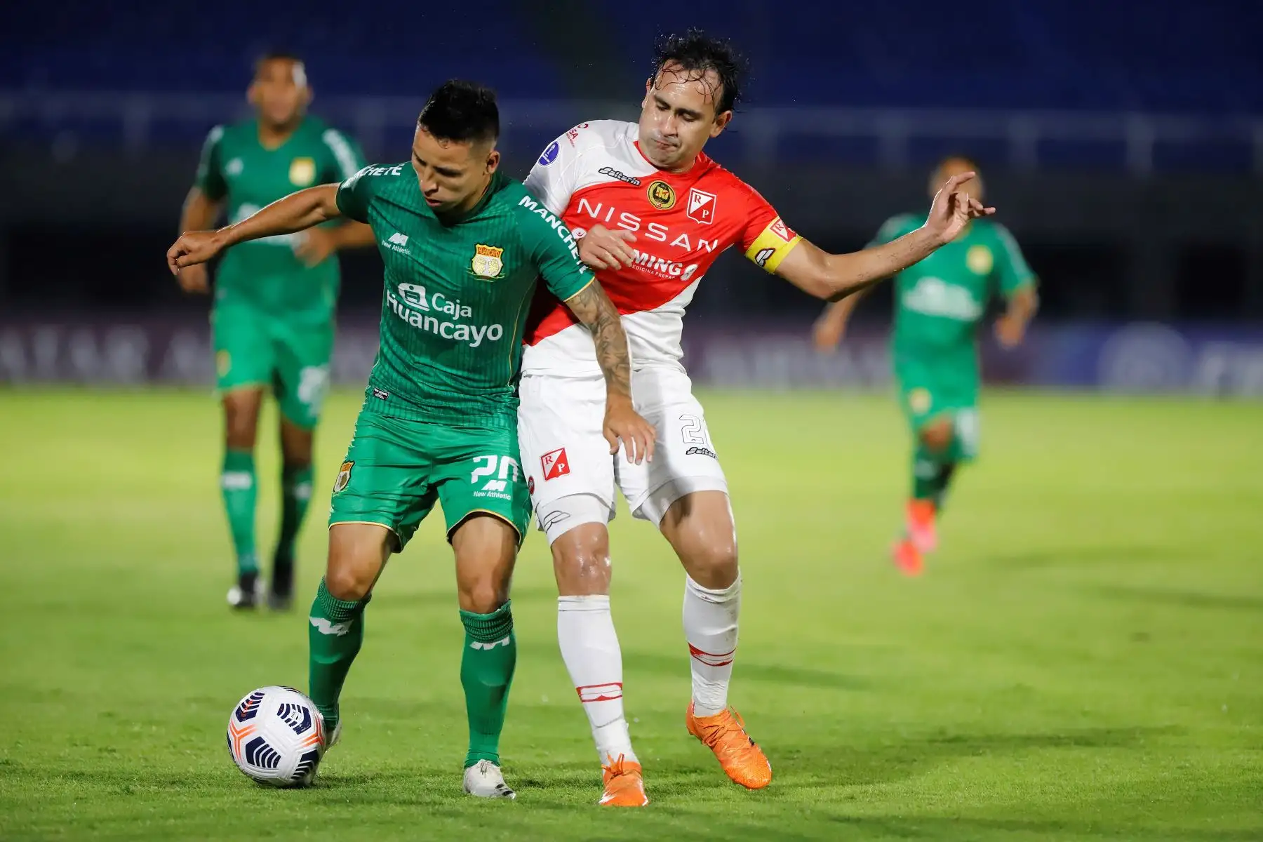 Osmar de la Cruz Molinas González, volante del River Plate paraguayo, disputa el balón con Oscar David Barreto, volante de Sport Huancayo, durante partido por el Grupo E de la Copa Sudamericana, en el estadio Defensores del Chaco de Asunción. Foto: EFE