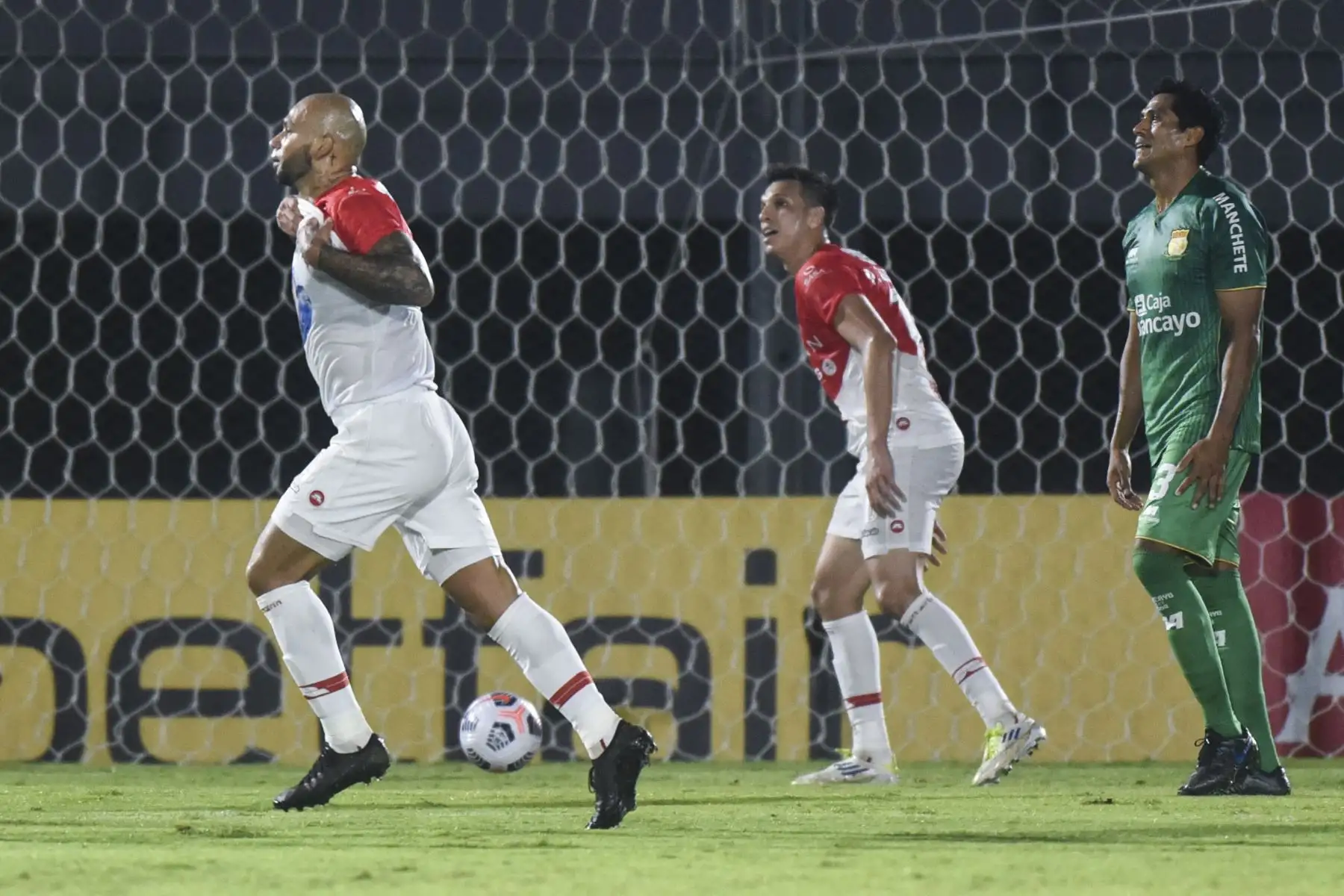 Dionicio Pérez de River Plate paraguayo celebra tras anotar contra Sport Huancayo durante el partido de la fase de grupos de la Copa Sudamericana, en el estadio Defensores del Chaco de Asunción. Foto: AFP