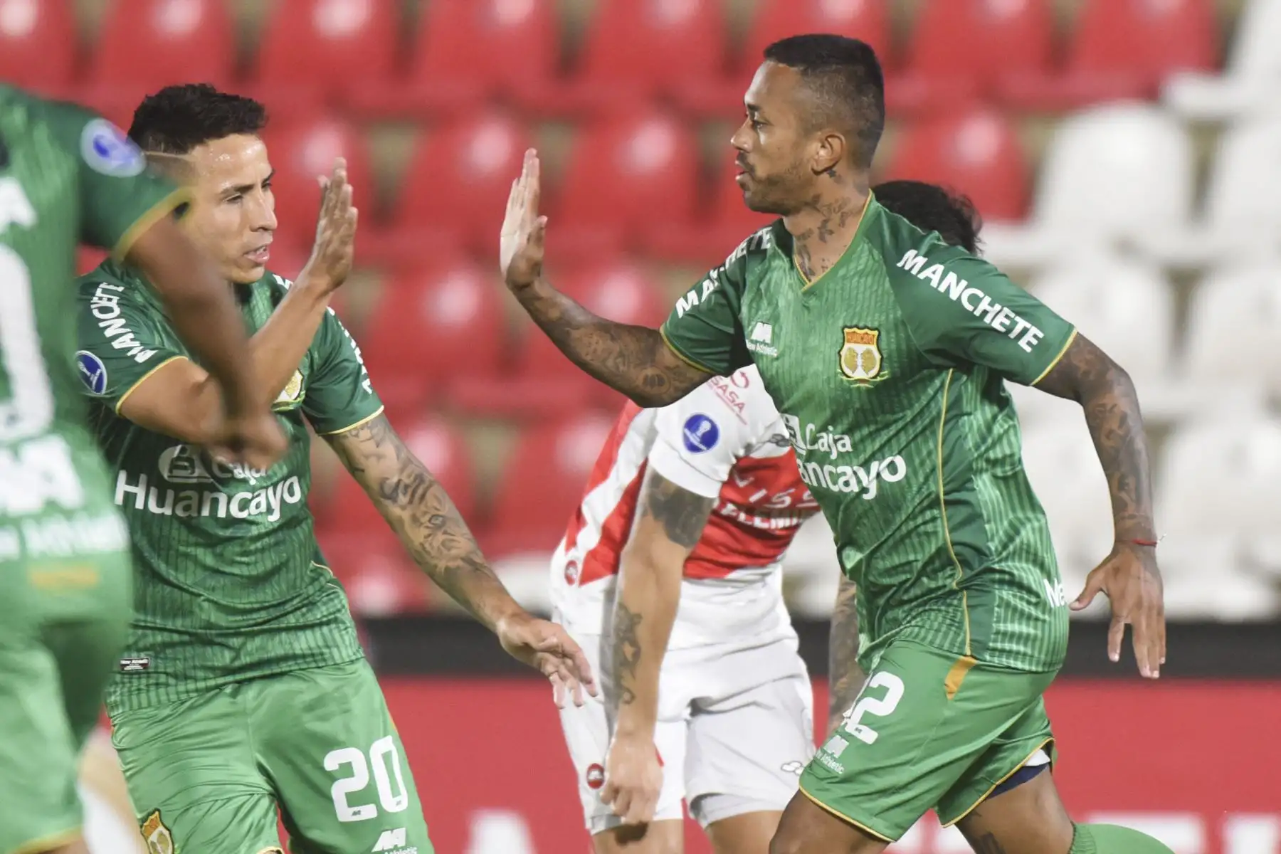 Joazhino Arroe de Sport Huancayo celebra tras anotar ante el River Plate de Paraguay durante el partido de la fase de grupos de la Copa Sudamericana, en el estadio Defensores del Chaco de Asunción. Foto: AFP
