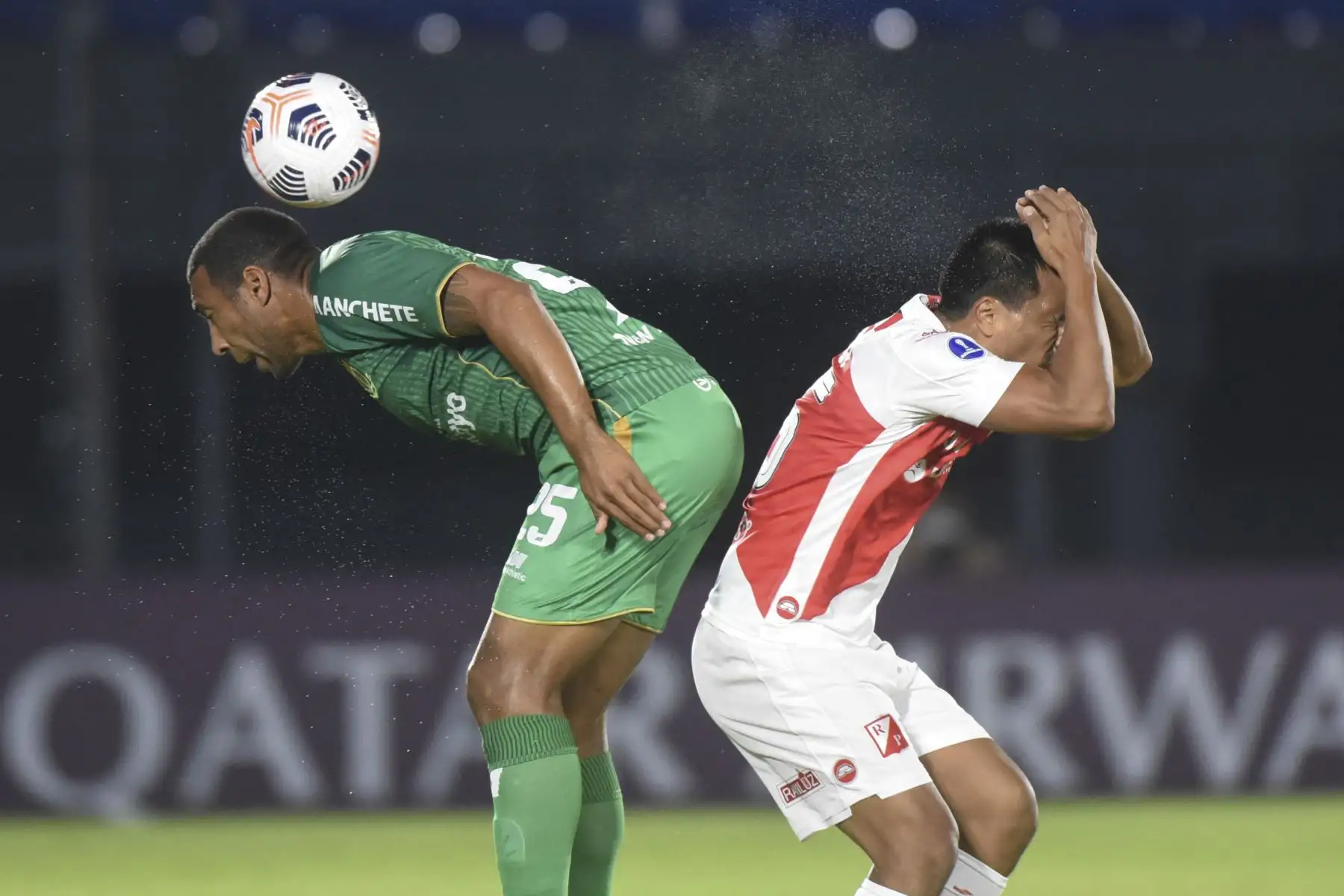 Giancarlo Carmona de Sport Huancayo y el paraguayo de River Plate, Aldo Quiñonez, compiten por el balón durante el partido de la fase de grupos de la Copa Sudamericana, en el estadio Defensores del Chaco de Asunción. Foto: AFP