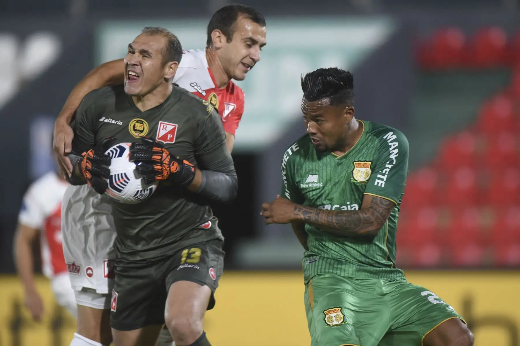 El portero de River Plate de Paraguay, Librado Azcona,  y Javier Trauco de Sport Huancayo disputan el balón durante el partido de la fase de grupos de la Copa Sudamericana, en el estadio Defensores del Chaco de Asunción. Foto: AFP