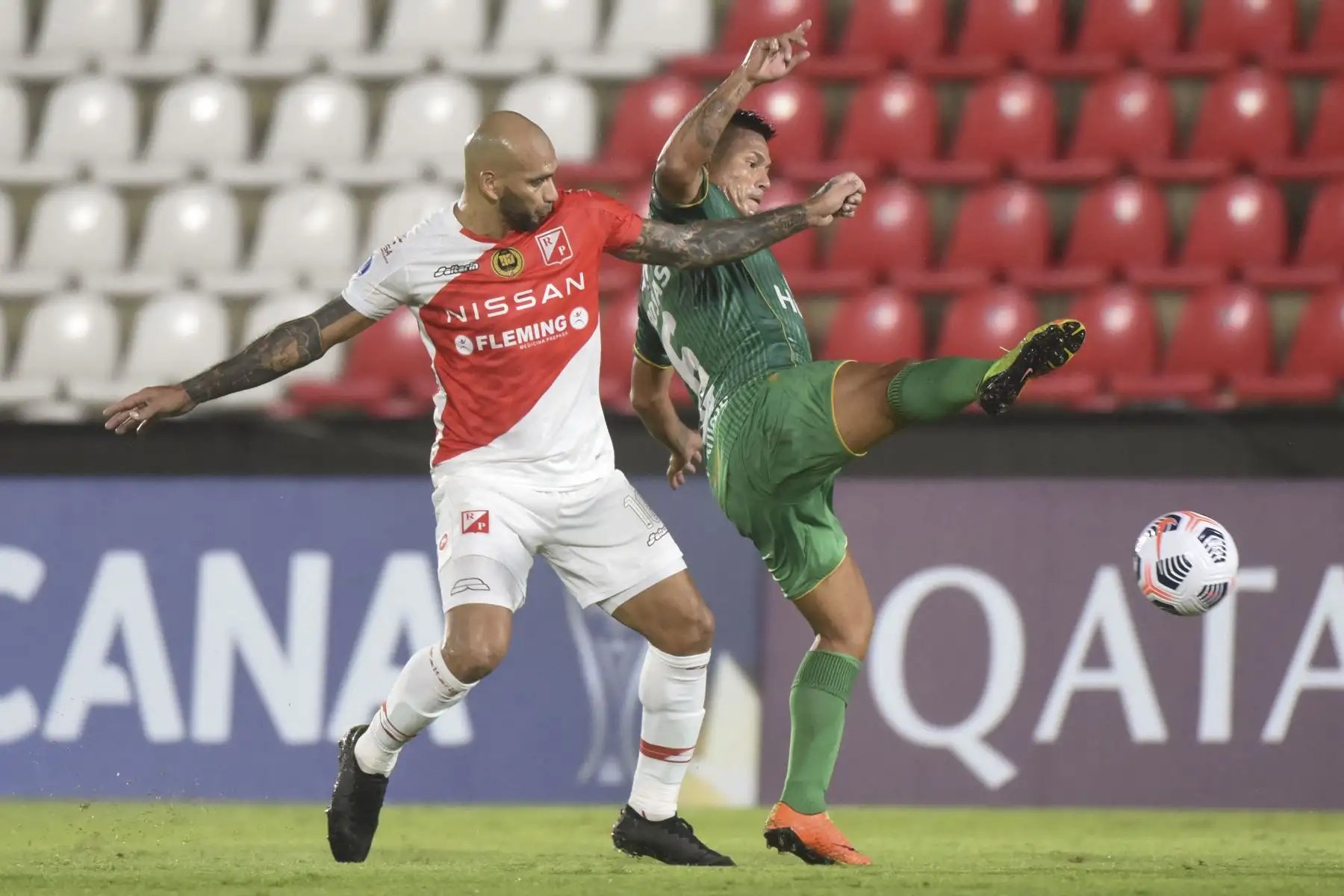Dionicio Pérez de River Plate de Paraguay y Alfredo Rojas de Sport Huancayo disputan el balón durante el partido de la fase de grupos de la Copa Sudamericana, en el estadio Defensores del Chaco de Asunción. Foto: AFP