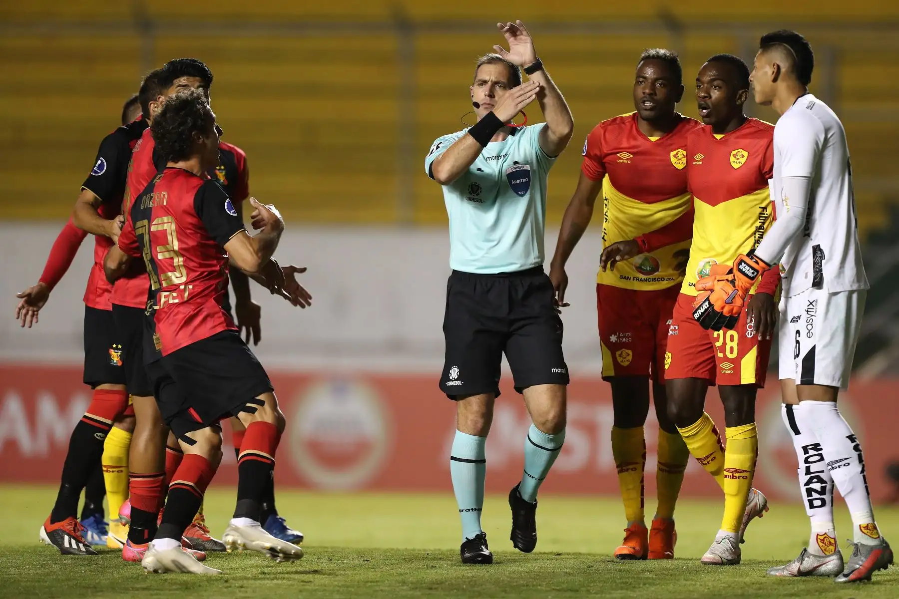 El árbitro Fernando Echenique sanciona una falta durante partido entre Aucas y Melgar por la Copa Sudamericana, en el estadio Chillogallo en Quito. Foto: EFE