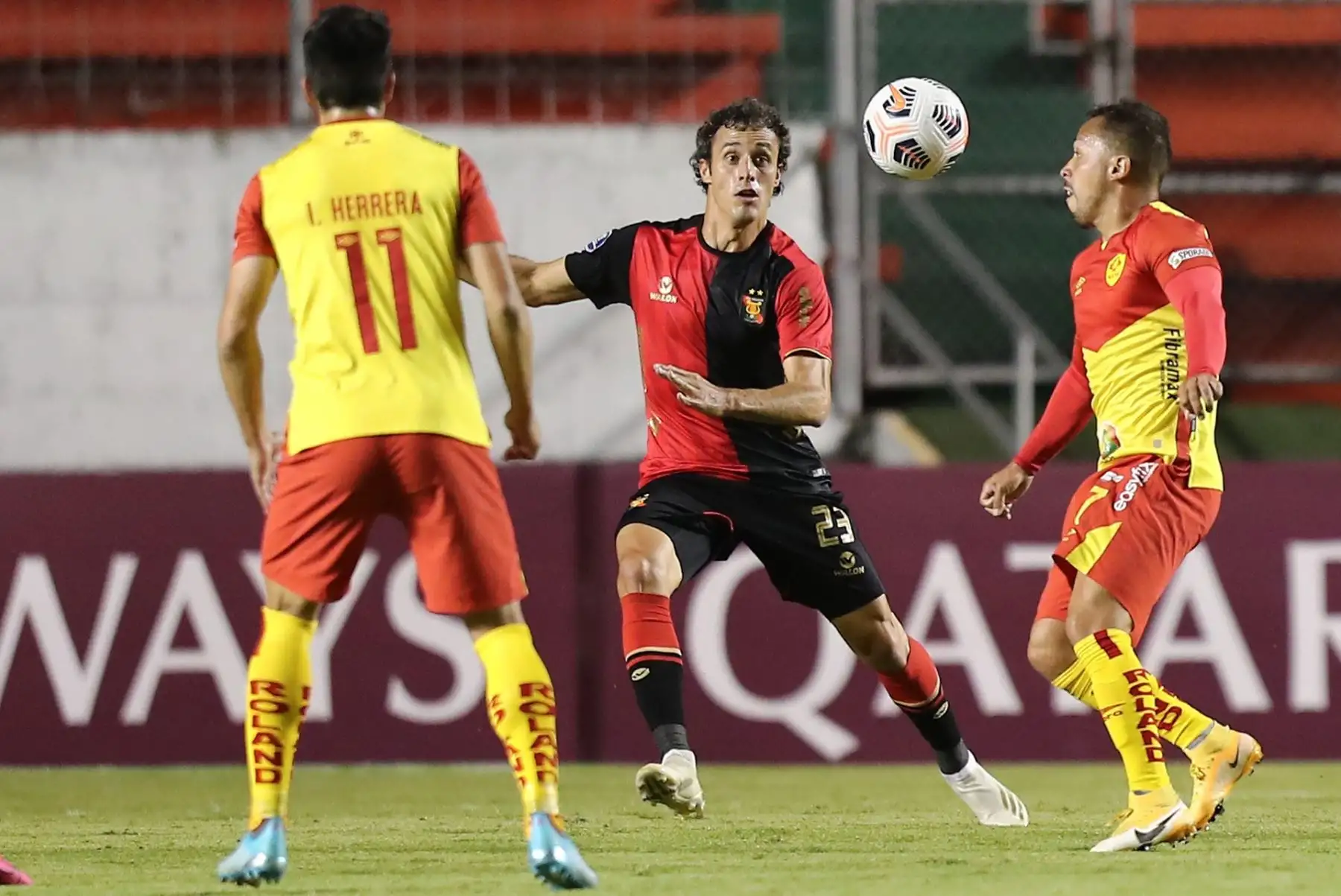 Harold González de Aucas disputa un balón con Horacio de Dios de Melgar durante partido por la Copa Sudamericana, en el estadio Chillogallo en Quito. Foto: EFE