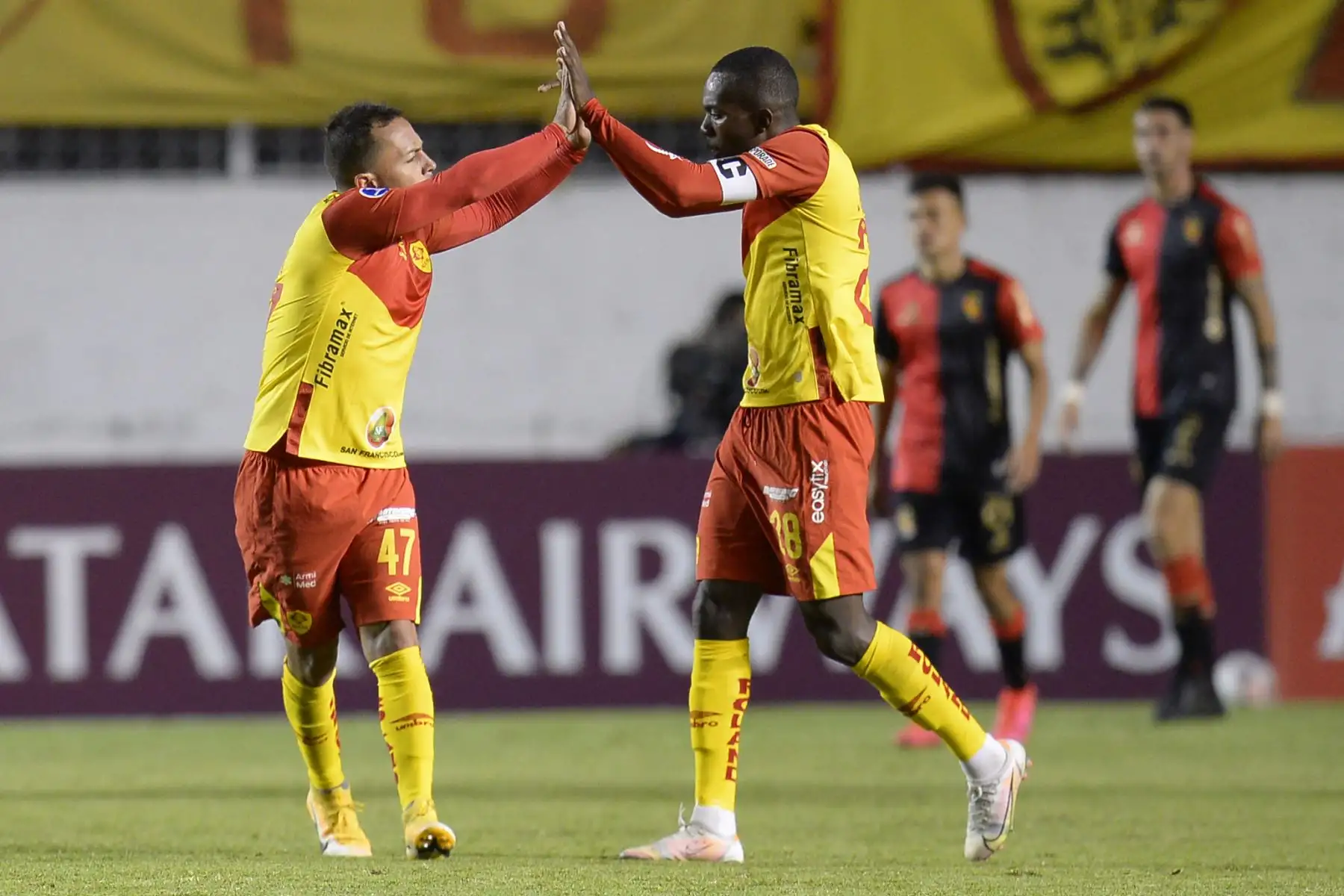 El ecuatoriano Edison Vega de Aucas celebra con su compañero Jhonny Quinonez tras anotar contra el Melgar durante partido de la fase de grupos de la Copa Sudamericana, en el Estadio Gonzalo Pozo de Quito. Foto: AFP