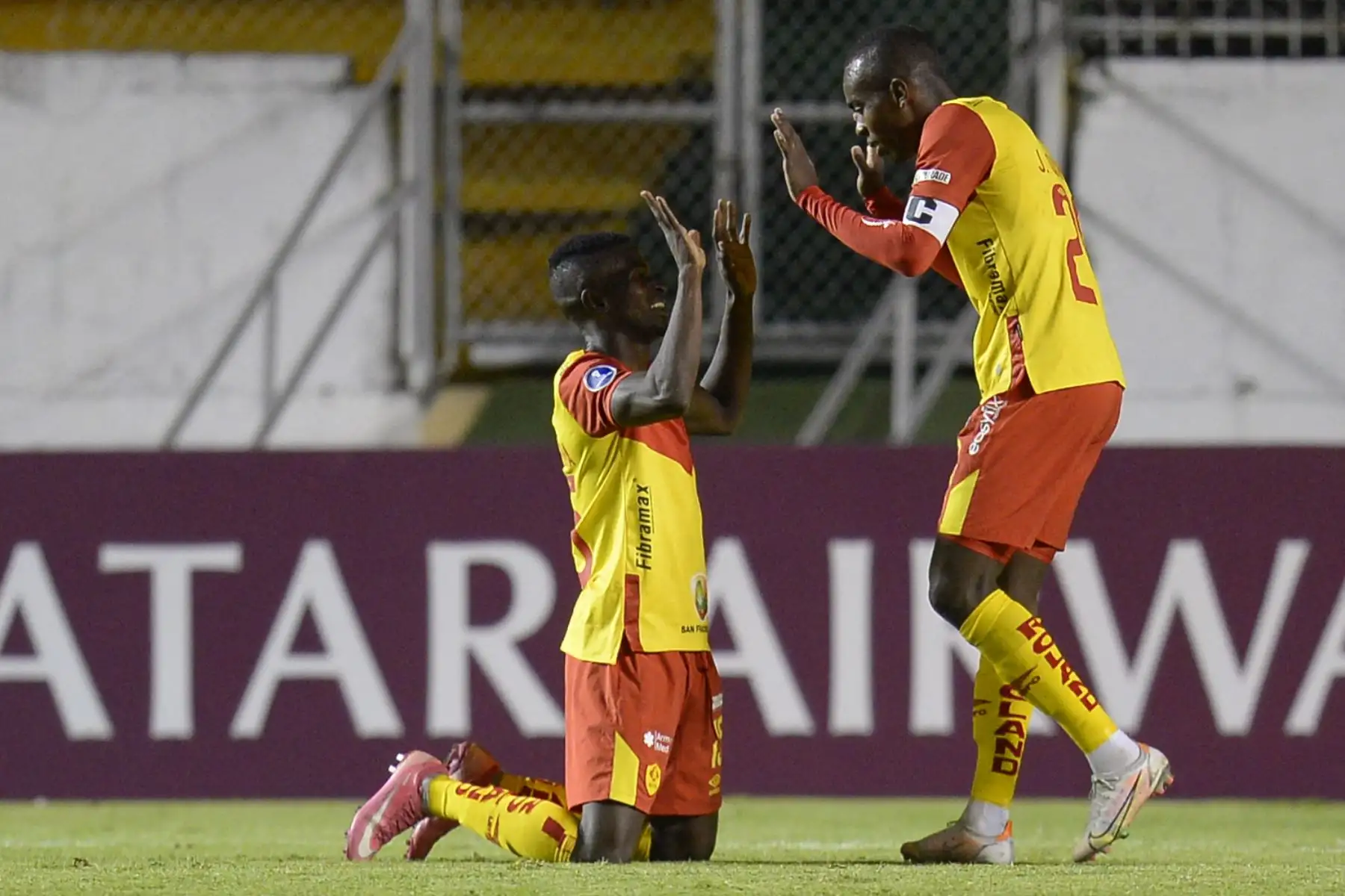 El ecuatoriano Aucas Alex Carrera celebra con su compañero de equipo Jhonny Quiñonez luego de anotar contra el Melgar durante partido por la fase de grupos del torneo de la Copa Sudamericana, en el Estadio Gonzalo Pozo de Quito. Foto: AFP