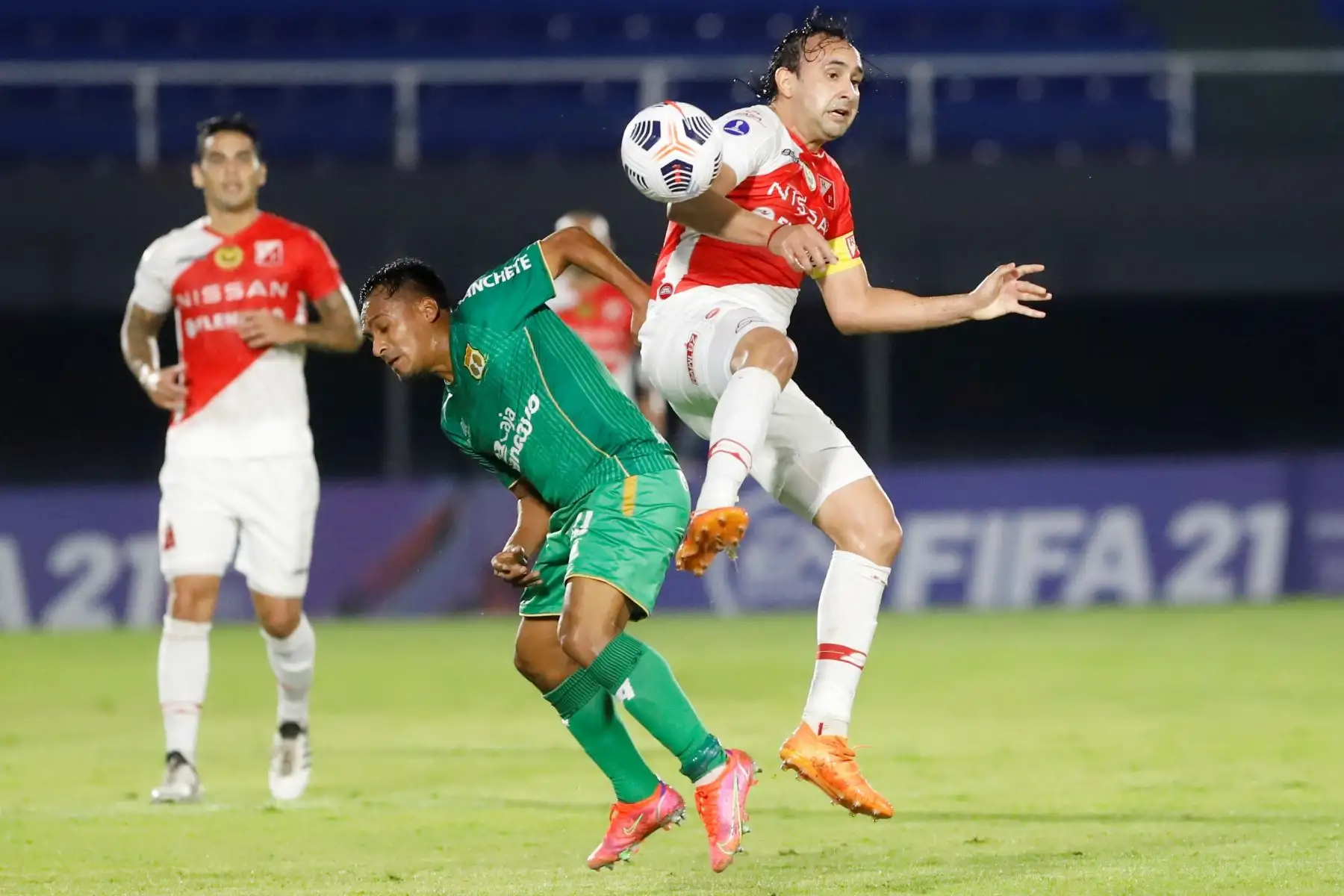 Osmar de la Cruz Molinas González del River Plate paraguayo disputa el balon con Marcos Alexander del Sport Huancayo, durante un partido por el Grupo E de la Copa Sudamericana. Foto: EFE