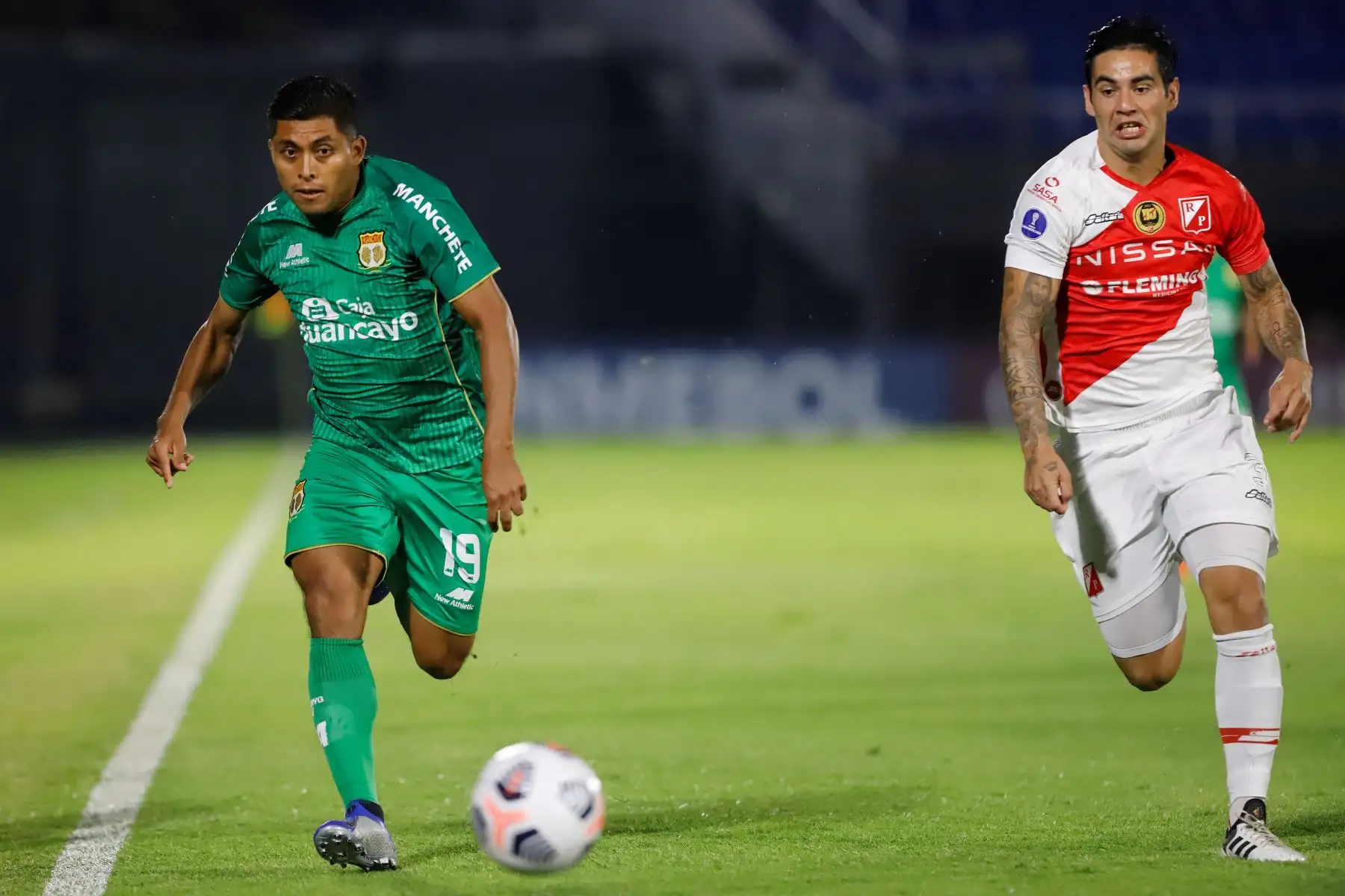 Marcos Antonio Acosta Rojas, defensor del River Plate paraguayo, disputa el balón con Ronal Omar Huaccha, del Sport Huancayo, durante un partido por el Grupo E de la Copa Sudamericana, en el estadio Defensores del Chaco de Asunción. Foto: EFE