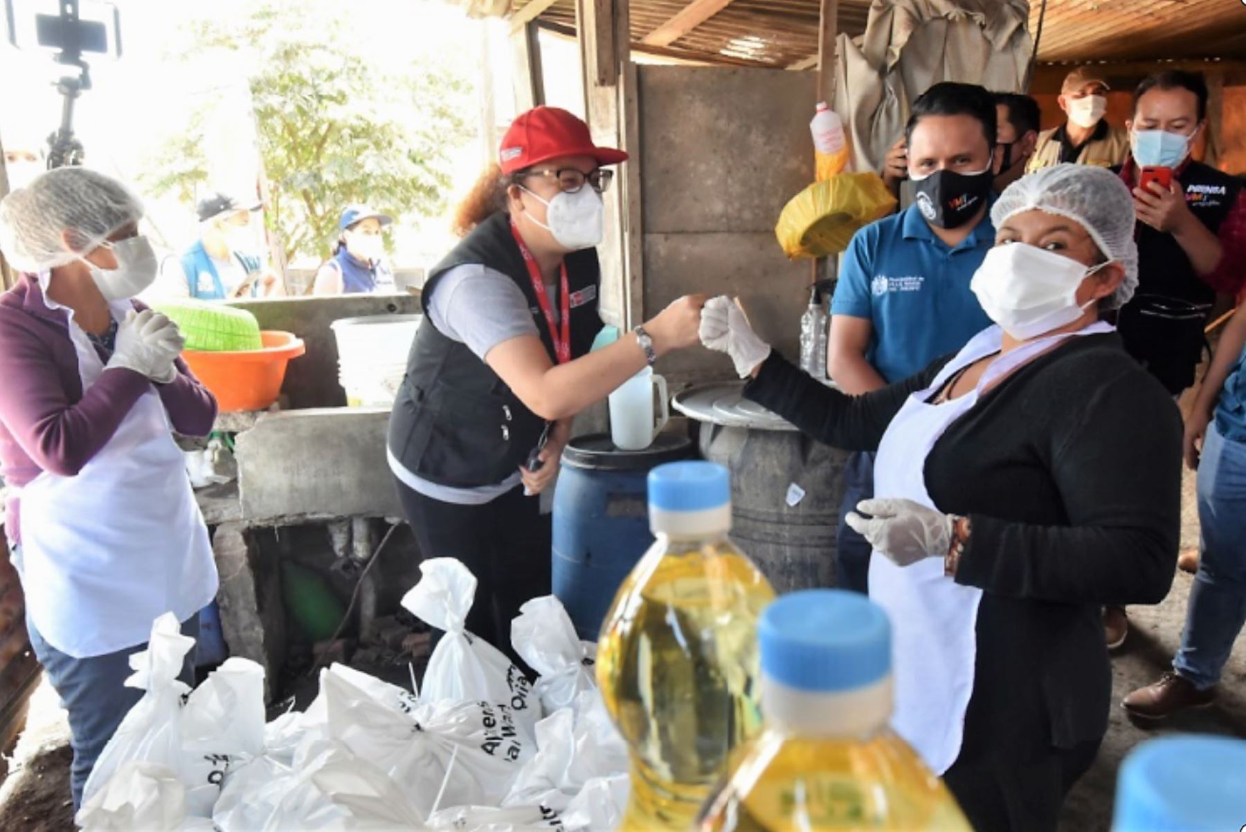 La ministra Silvana Vargas (Midis) supervisa la entrega de alimentos de Qali Warma en Villa María del Triunfo. Foto: ANDINA/Difusión