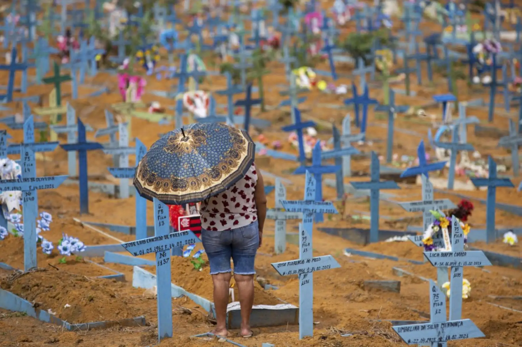 Una mujer visita el cementerio de Nossa Senhora Aparecida para visitar a un familiar, en Manaus, estado de Amazonas, Brasil. Foto: AFP