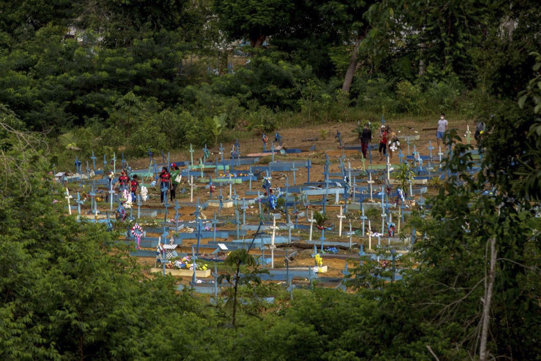 La gente visita el cementerio de Nossa Senhora Aparecida, en Manaus, estado de Amazonas, Brasil. Foto: AFP