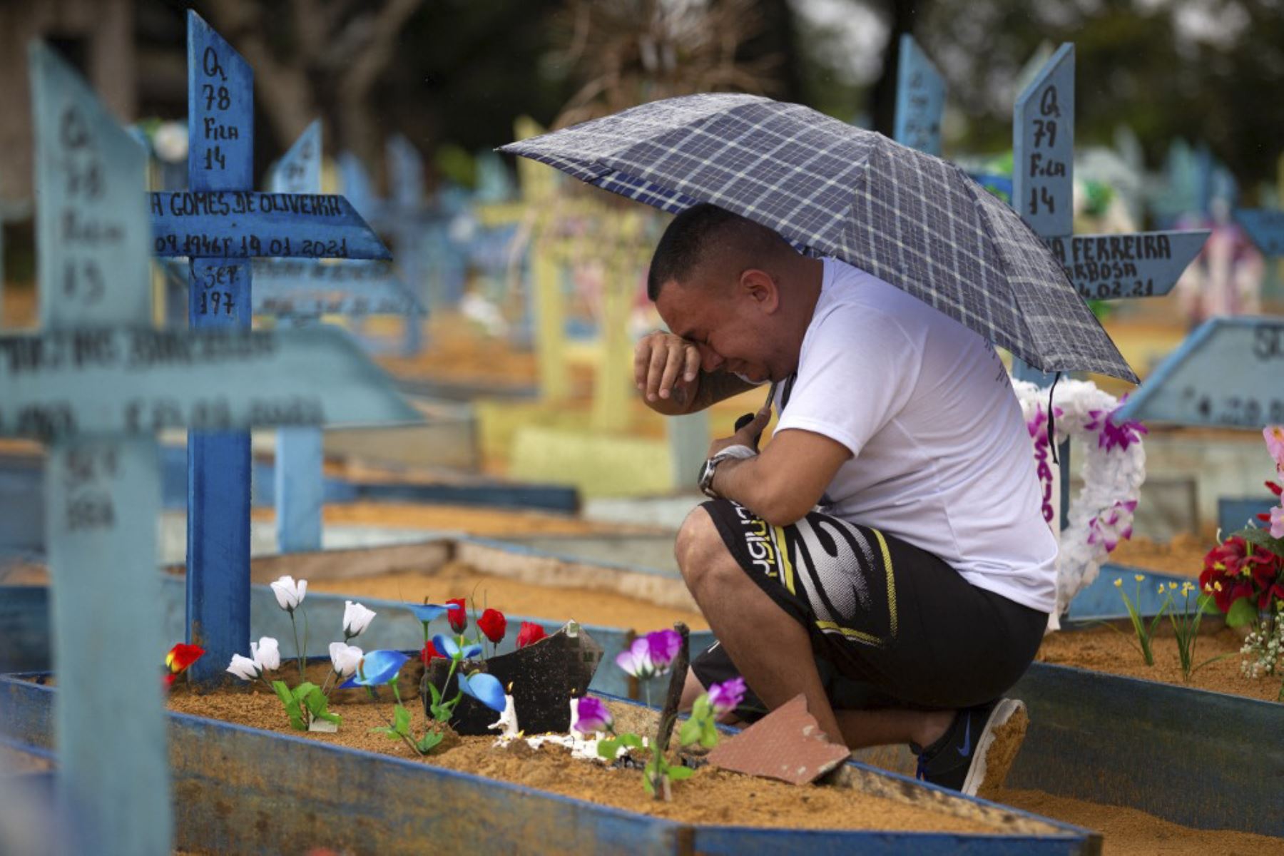 Un hombre llora junto a una tumba en el cementerio de Nossa Senhora Aparecida, en Manaus, estado de Amazonas, Brasil. Foto: AFP