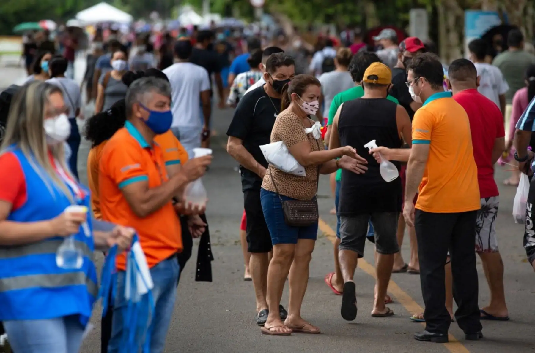 Los empleados ofrecen desinfectante a los visitantes en el cementerio de Nossa Senhora Aparecida el Día de la Madre, en Manaus, estado de Amazonas, Brasil. Foto: AFP