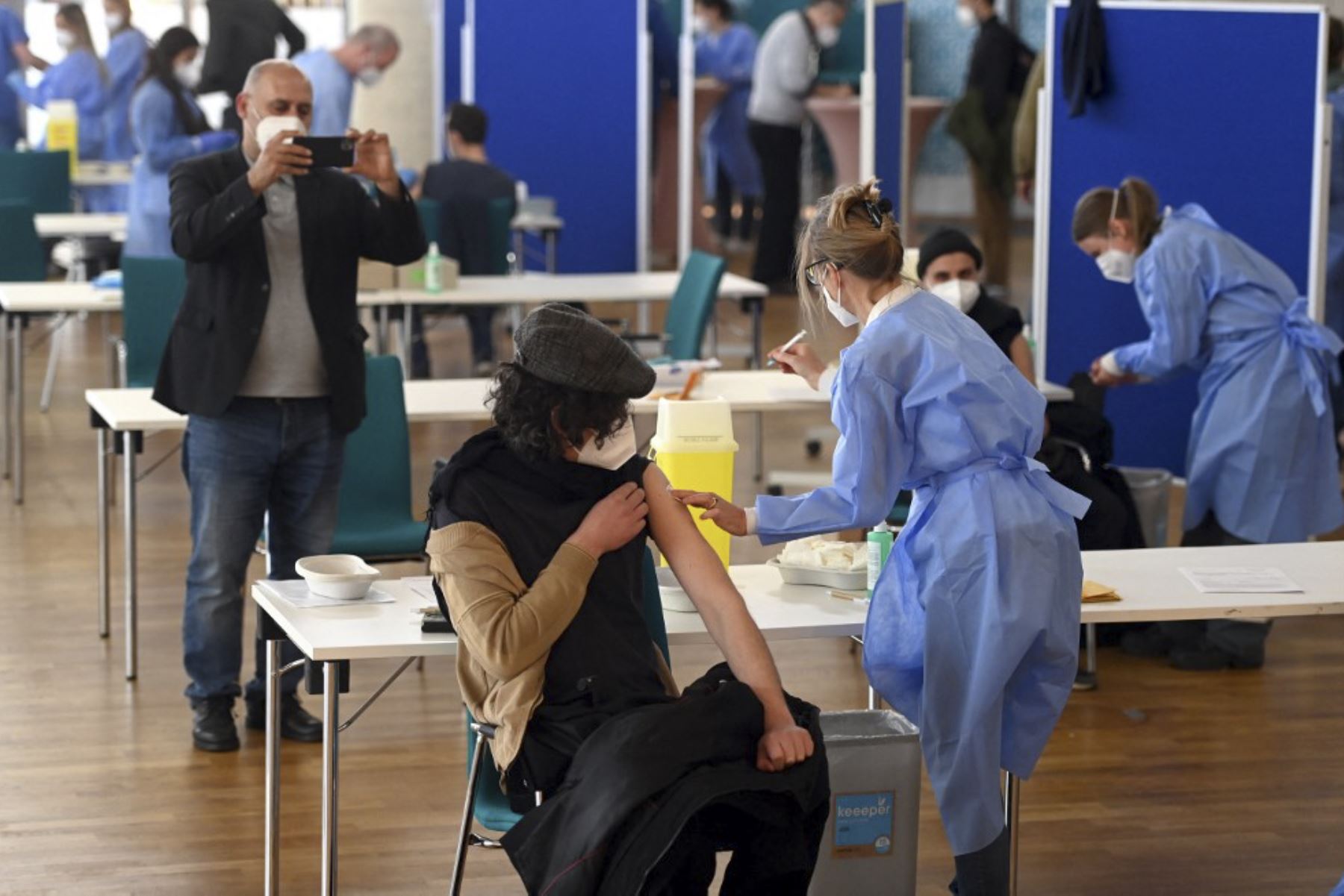 Alemania ha registrado una nueva marca de vacunaciones, con 1,35 millones de dosis en un día, informaron las autoridades sanitarias hoy, día en que además la incidencia semanal cayó por debajo de los 100 casos por 100.000 habitantes por primera vez en dos meses. Foto: AFP