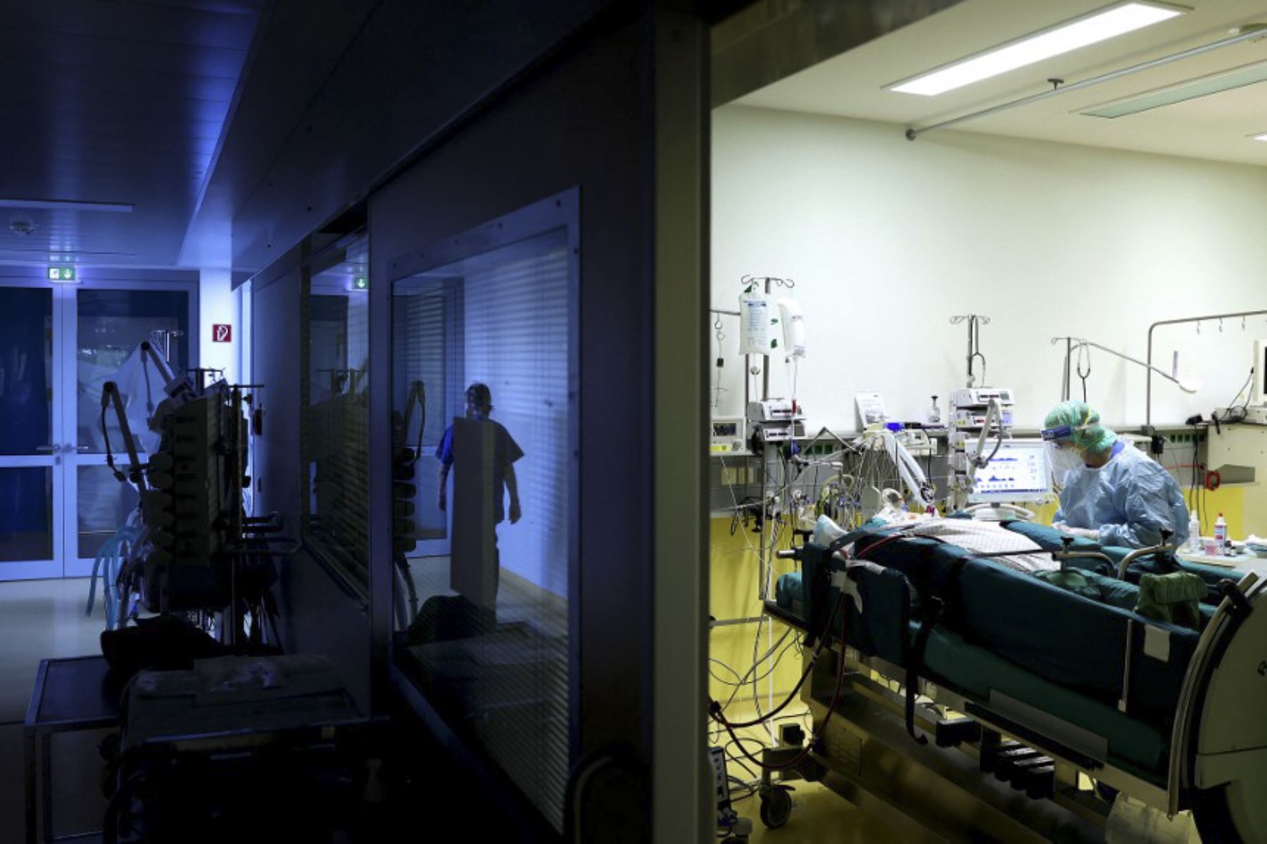 Una enfermera atiende a un paciente con covid-19 en una denominada Cama Rotacional en la unidad de cuidados intensivos covid-19 del hospital comunitario (Klinikum Magdeburg) en Magdeburgo, en el este de Alemania. Foto: AFP