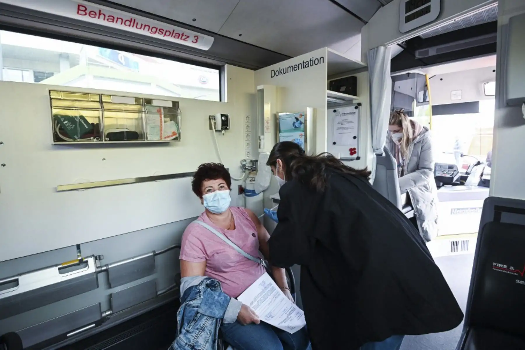 Una mujer recibe una vacuna Moderna en una estación de vacunación móvil en el distrito de la ciudad de Chorweiler en Colonia, Alemania occidental. Foto: AFP